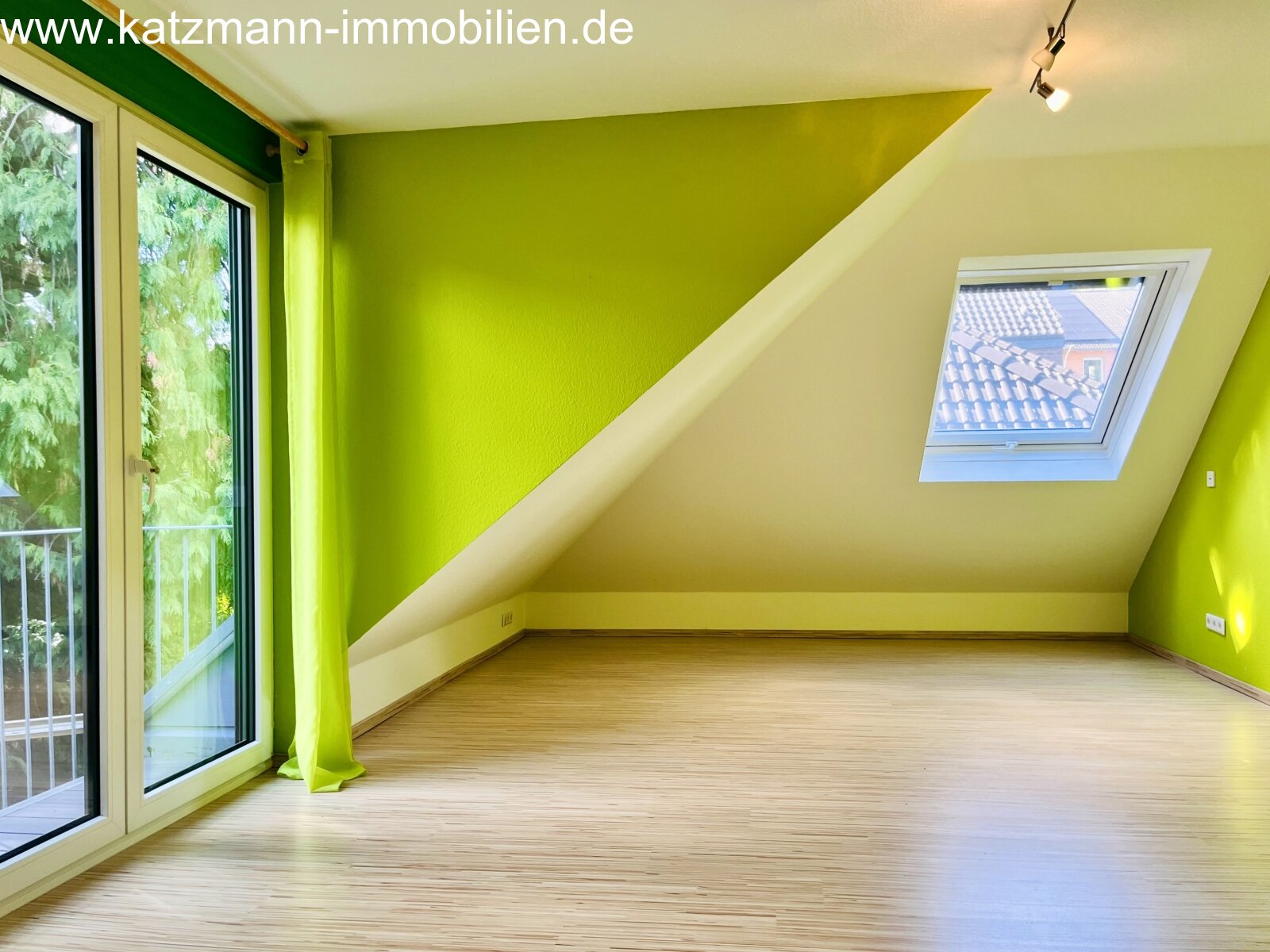 Habitación en ático con mucha luz, balcón y ventanas panorámicas - ¡Tu nuevo refugio de bienestar!