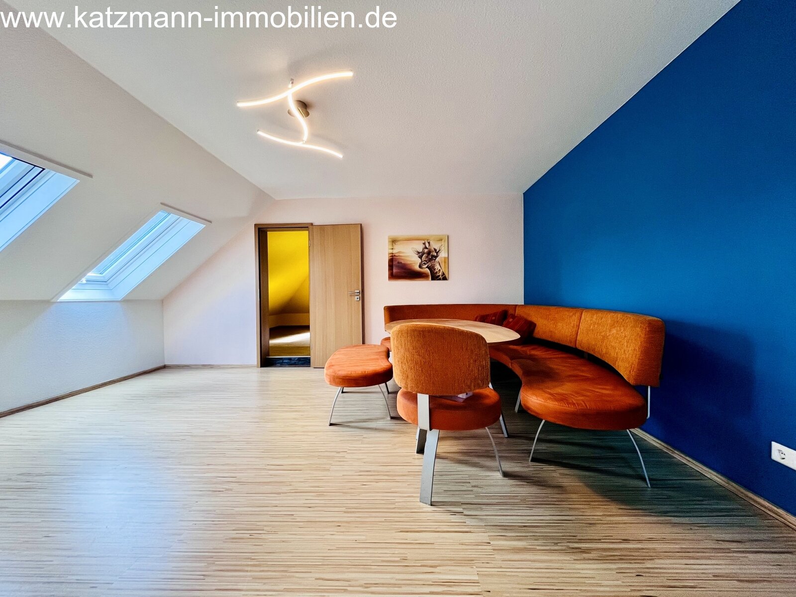 Ático luminoso con iluminación de diseño moderna y rincón de estar elegante