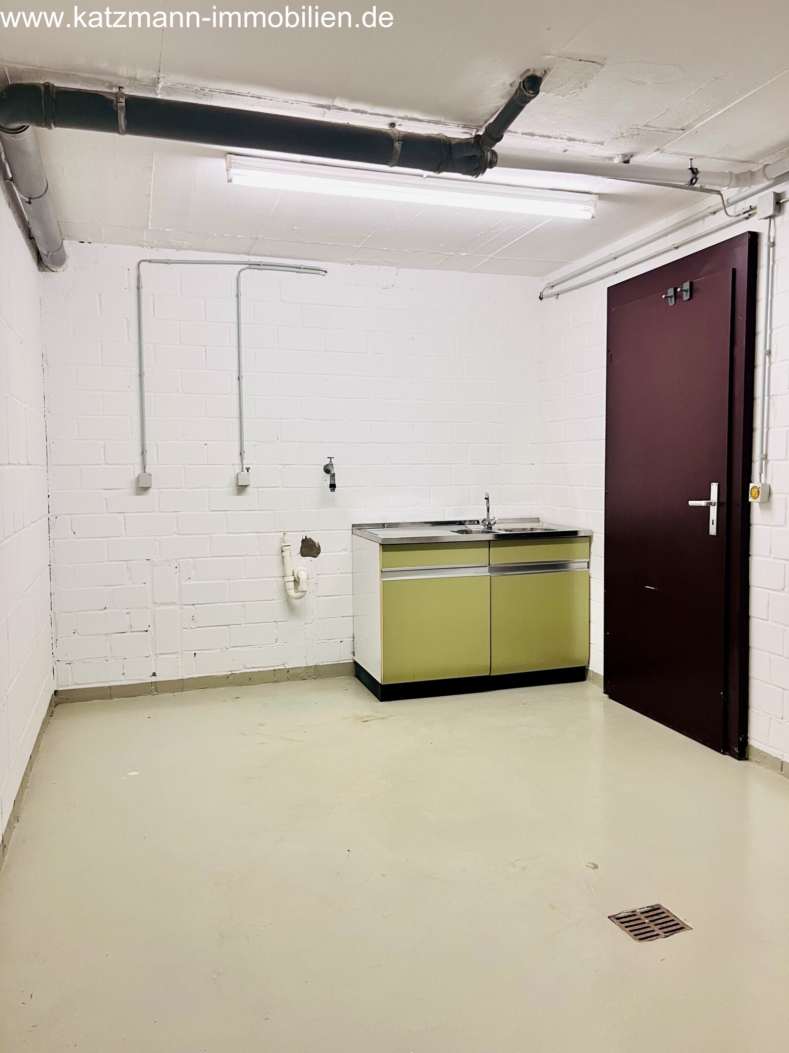 Cocina multifuncional con equipamiento práctico: ¡la solución ideal para oficinas pequeñas o locales comerciales!