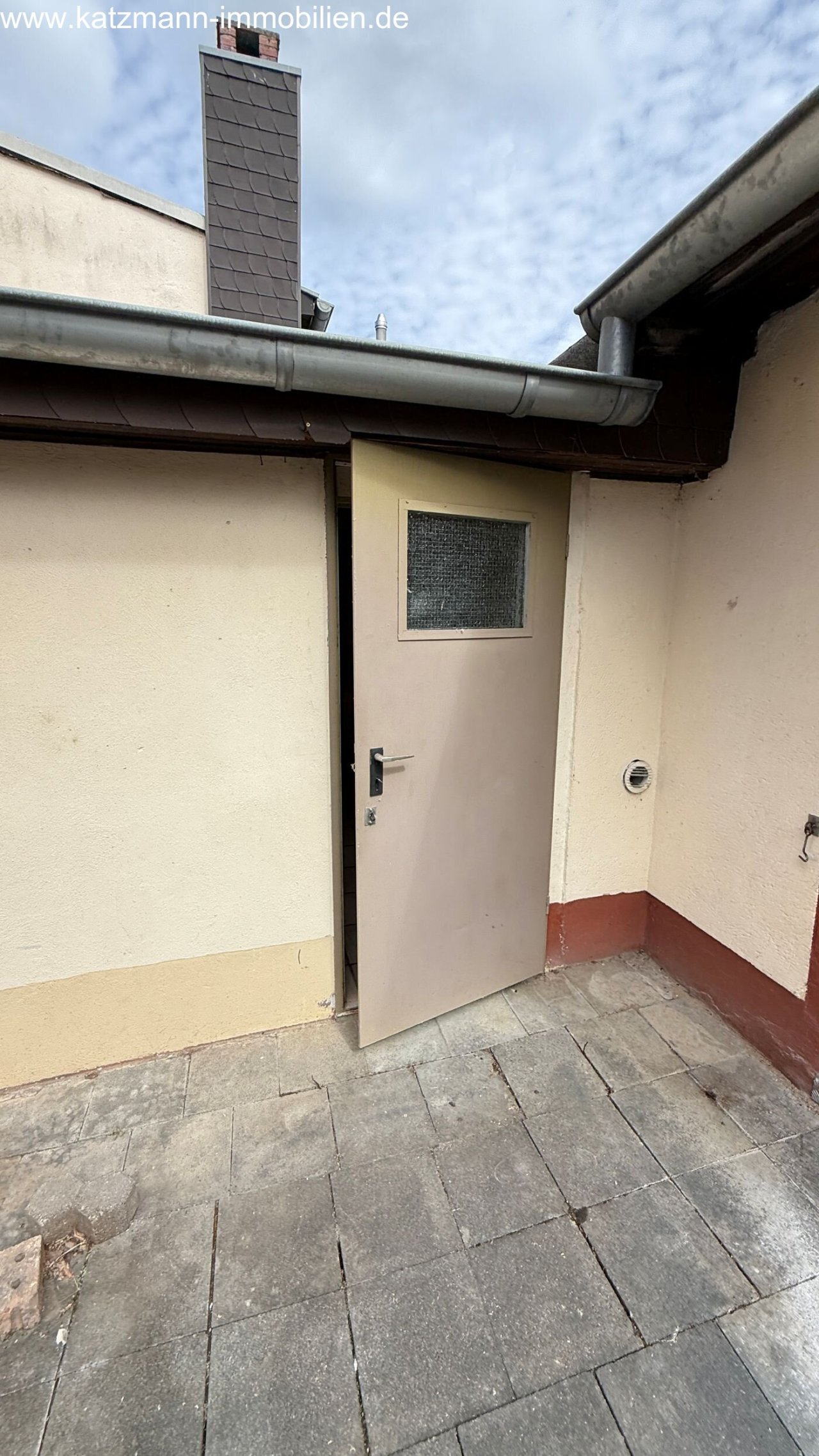 Entrada lateral práctica con ventana de privacidad - ¡Acceso directo con encanto!