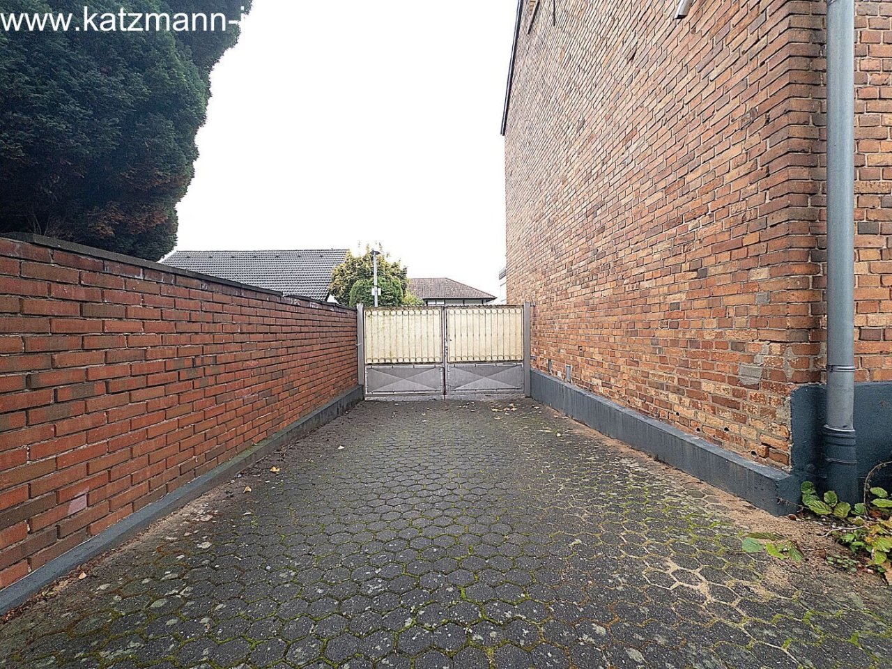 Entrada segura con portón doble - ¡Acceso óptimo con encanto!