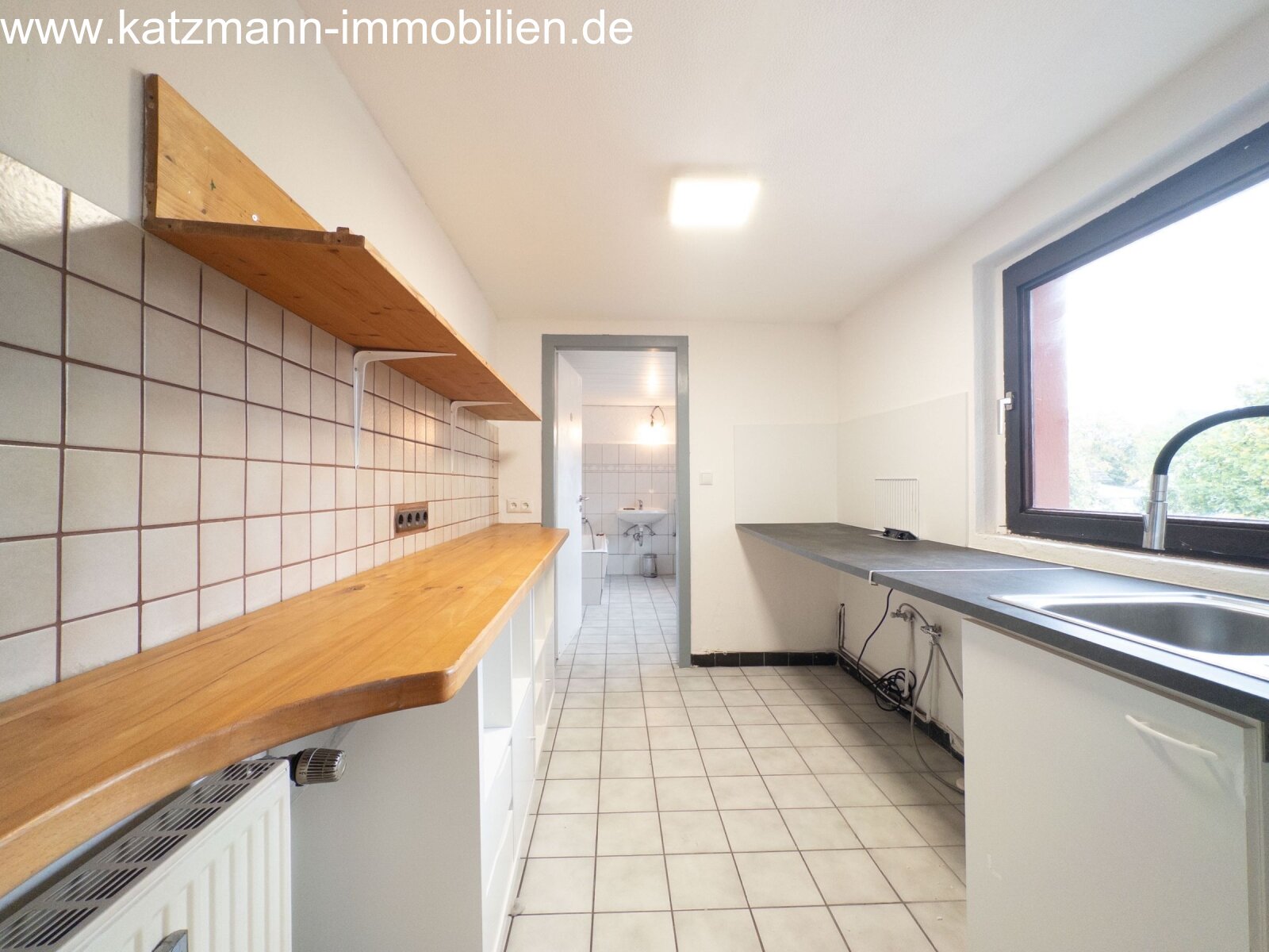 Cocina funcional con encimera de madera: ¡uso inteligente del espacio y distribución práctica para cocineros aficionados!