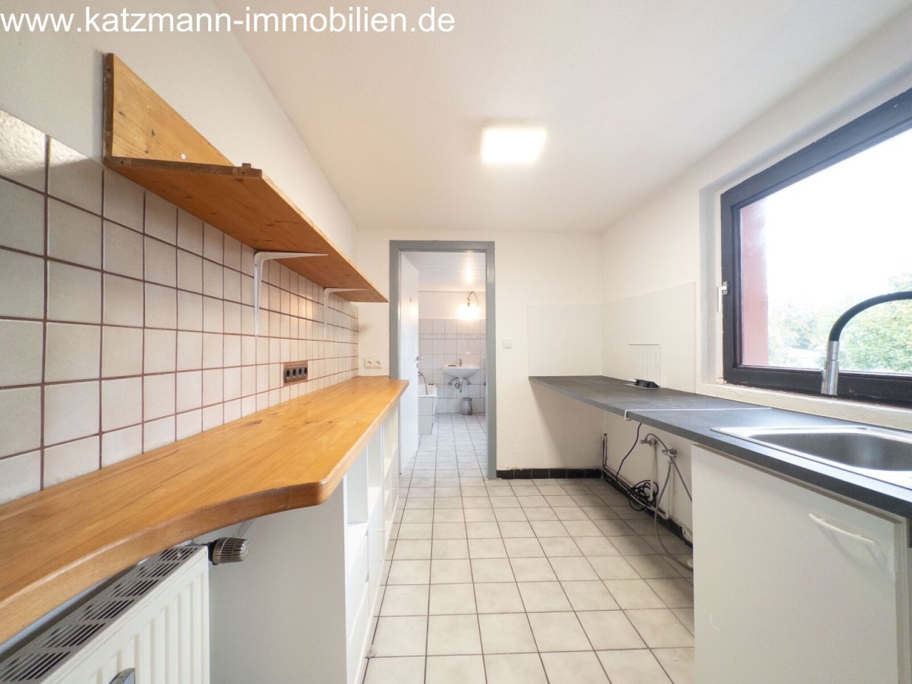 Cocina funcional con encimera de madera: ¡uso inteligente del espacio y distribución práctica para cocineros aficionados!