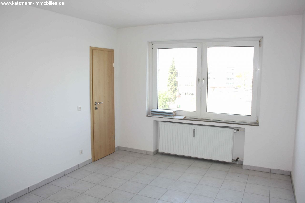 Zentrallage - Helle u. vollständig sanierte 2-Zimmerwohnung mit Loggia u. Kellerraum zu verkaufen 