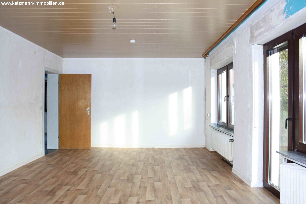 Freistehendes Einfamilienhaus mit 8 Zimmern inkl. Garage, Vollkeller und großem Garten zu verkaufen 