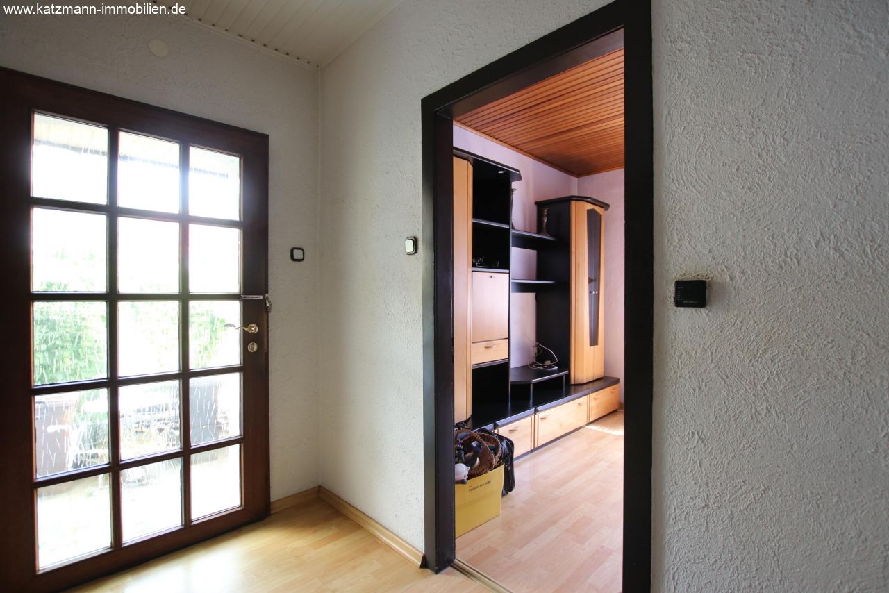 Lieber ein eigenes Haus als eine Eigentumswohnung? Schön gelegenes Stadthaus mit kleiner Hoffläche, Vollkeller und Dachboden zu verkaufen! 