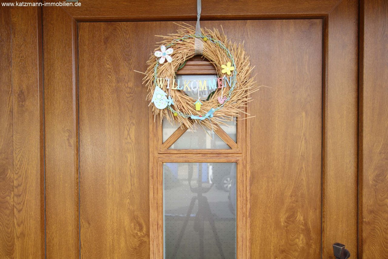 TOP-Doppelhaushälfte mit Wintergarten, Kamin, Garage und schönem Grundstück zu verkaufen! 