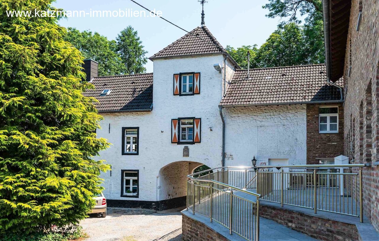 Historisches Anwesen mit 5 Top-Wohnungen inkl. Anbauten, parkähnlichem Grundstück und Wasserrechten zu verkaufen 