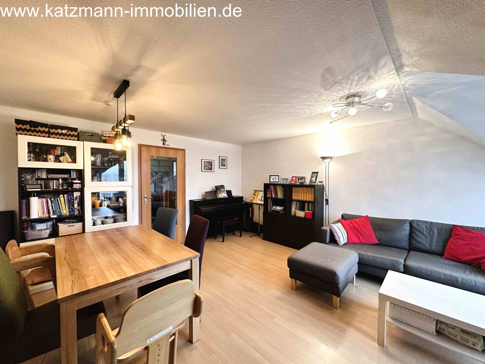 4 Zimmer Maisonette mit 107 m² Grundfläche inkl. Loggia, Bad, Bad en Suite, Stellplatz, wenige Fahrradminuten bis Köln zu verkaufen! 