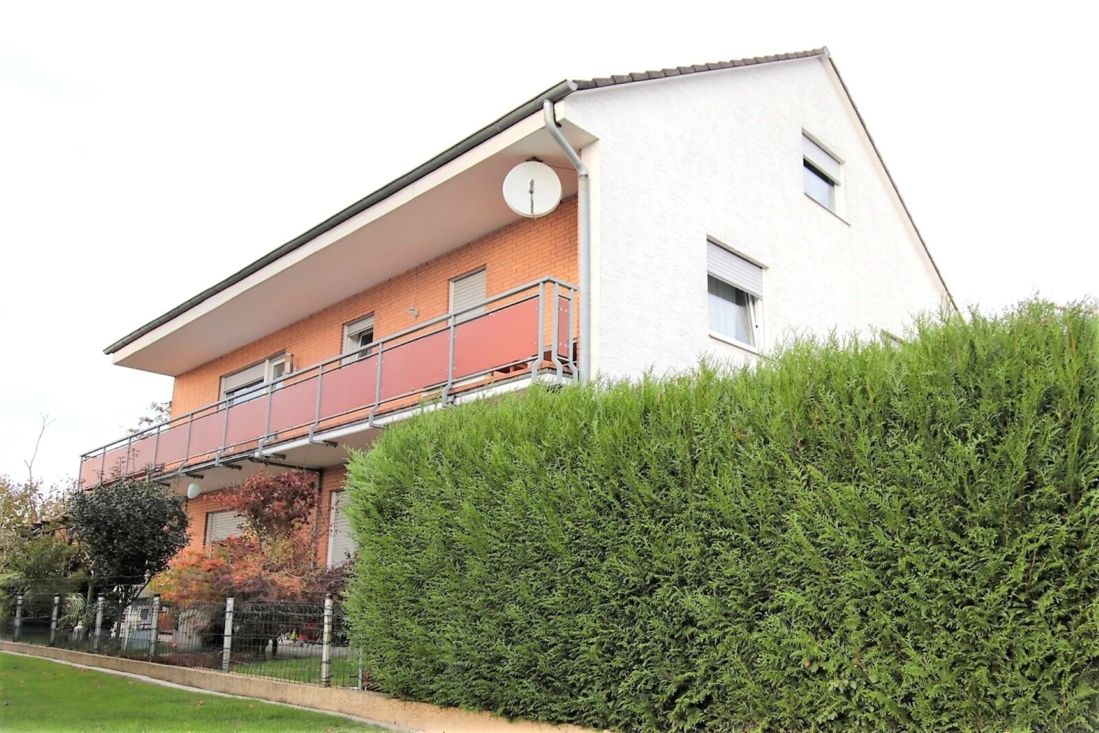 Große 4-Zimmerwohnung mit Garage, PKW-Stellplatz u. riesigem Balkon im OG eines MFH (nur 3 Eigentümer) zu verkaufen, gepflegte Wohngegend! 