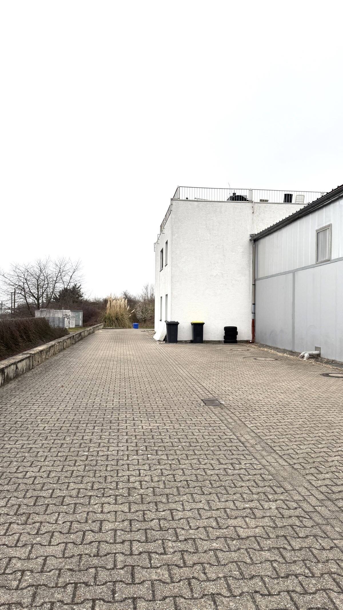 viel Stellflächen neben der Halle