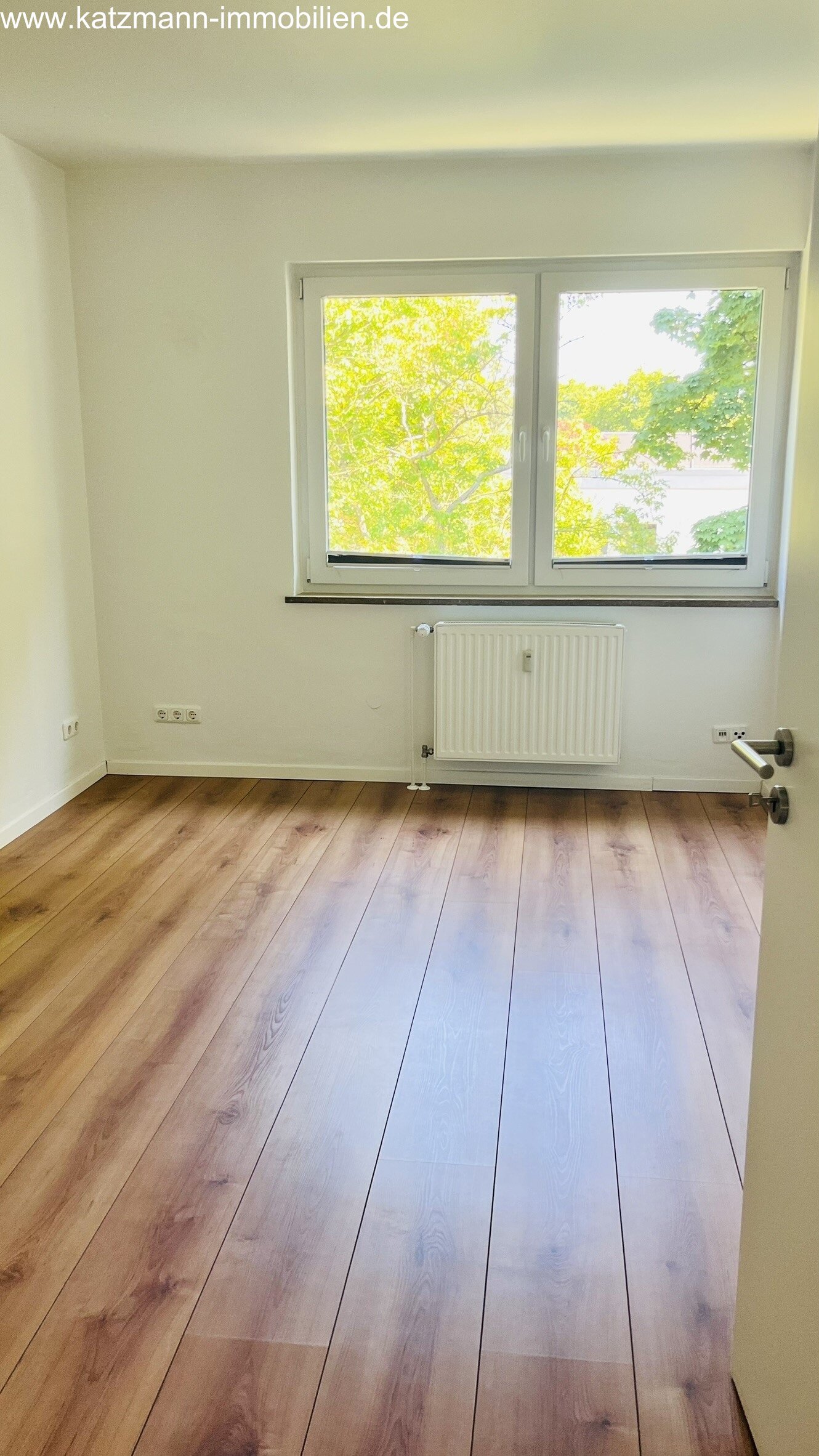 Appartement moderne de 4 pièces avec balcon ensoleillé, salle de bain avec lumière naturelle et équipements de haute qualité.