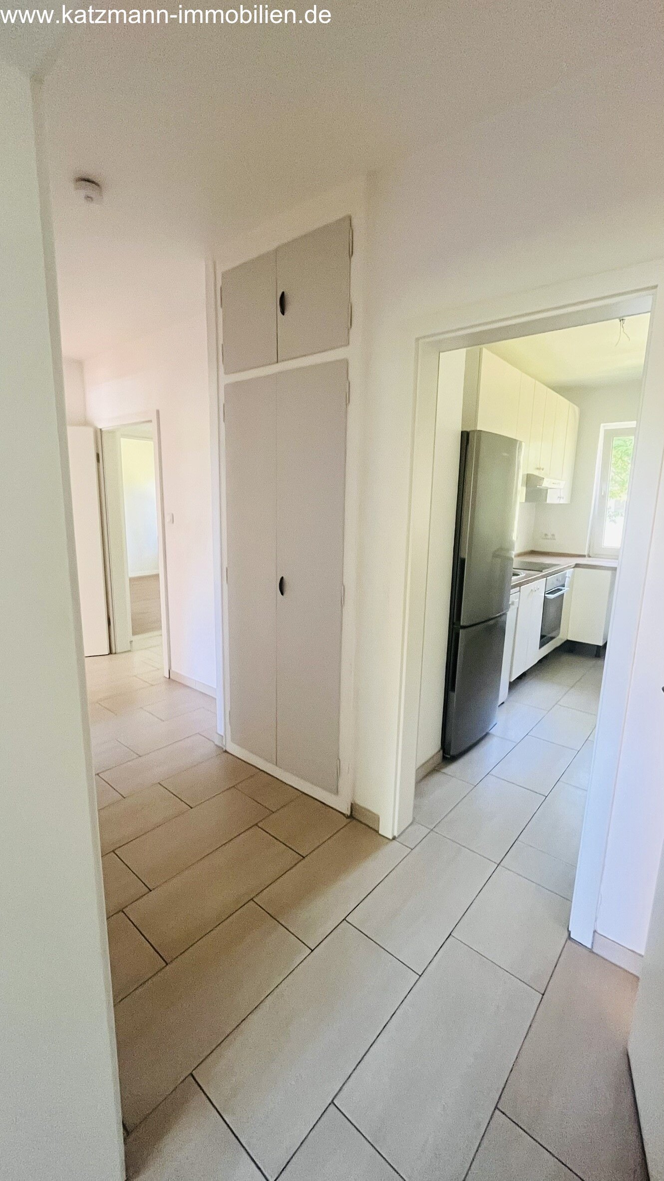 Appartement moderne de 4 pièces avec balcon ensoleillé, salle de bain avec lumière naturelle et équipements de haute qualité.