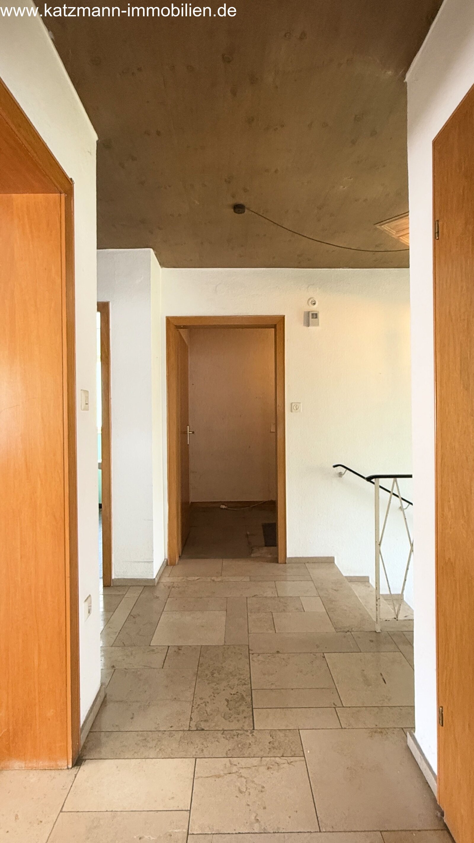 Maison indépendante en construction solide, beaucoup de potentiel et terrain de 687 m² à vendre – à seulement 2 minutes à pied de la gare.