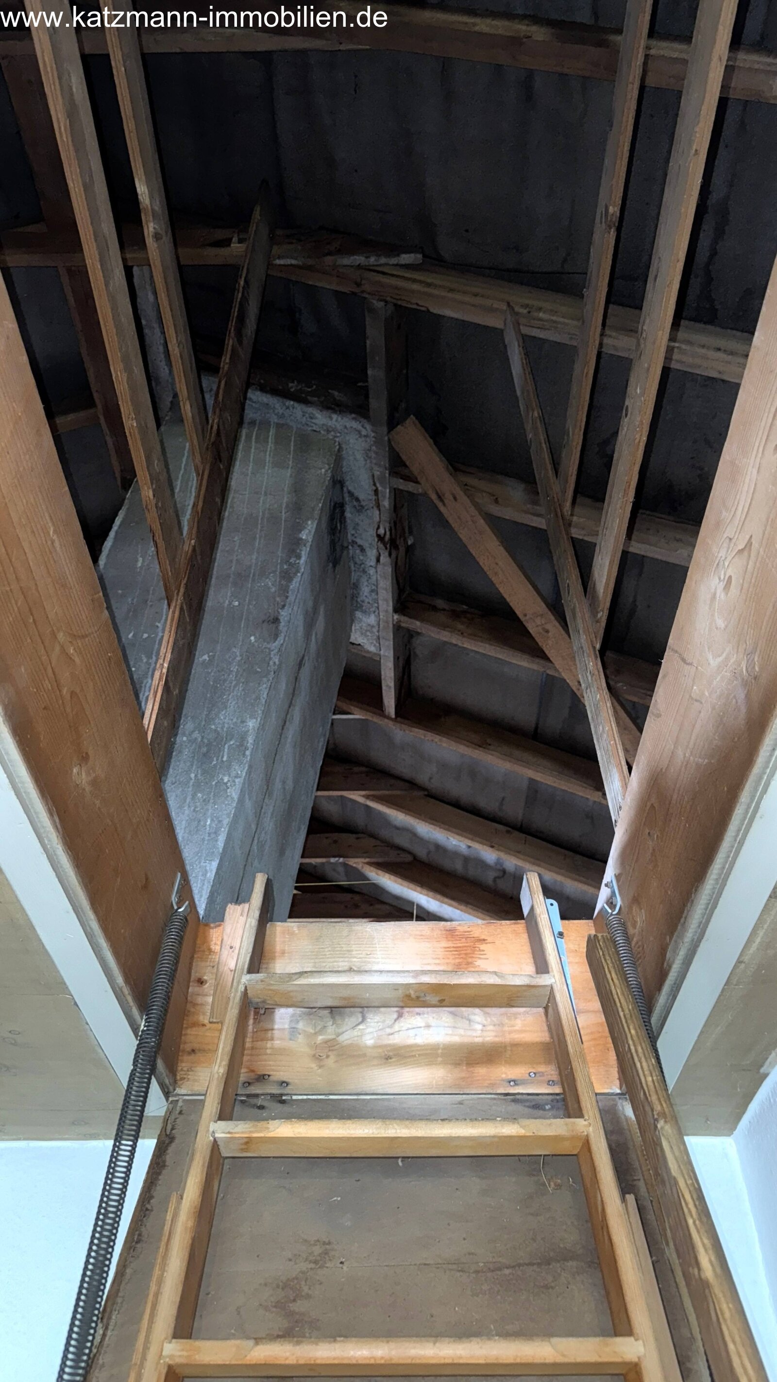 Maison indépendante en construction solide, beaucoup de potentiel et terrain de 687 m² à vendre – à seulement 2 minutes à pied de la gare.