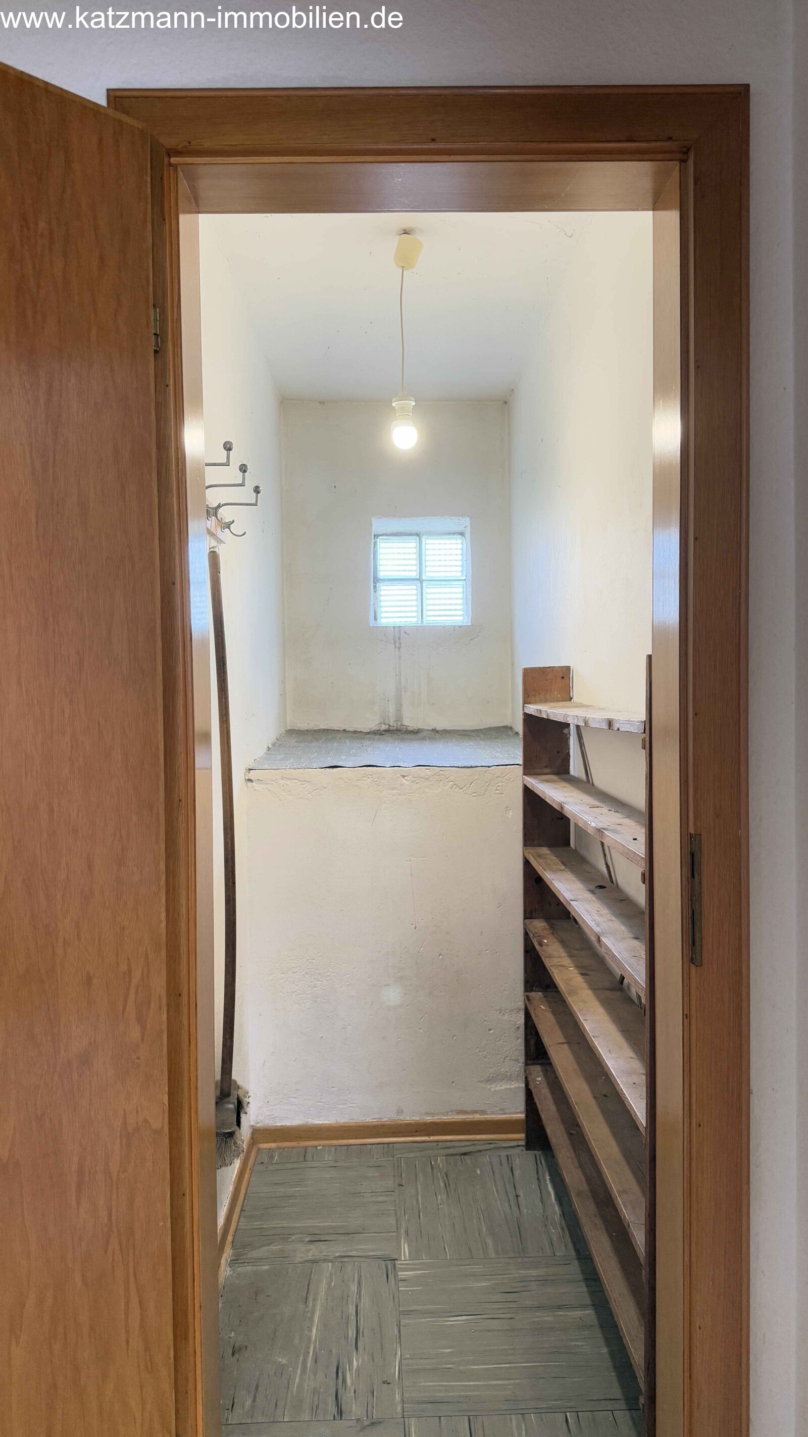 Maison indépendante en construction solide, beaucoup de potentiel et terrain de 687 m² à vendre – à seulement 2 minutes à pied de la gare.