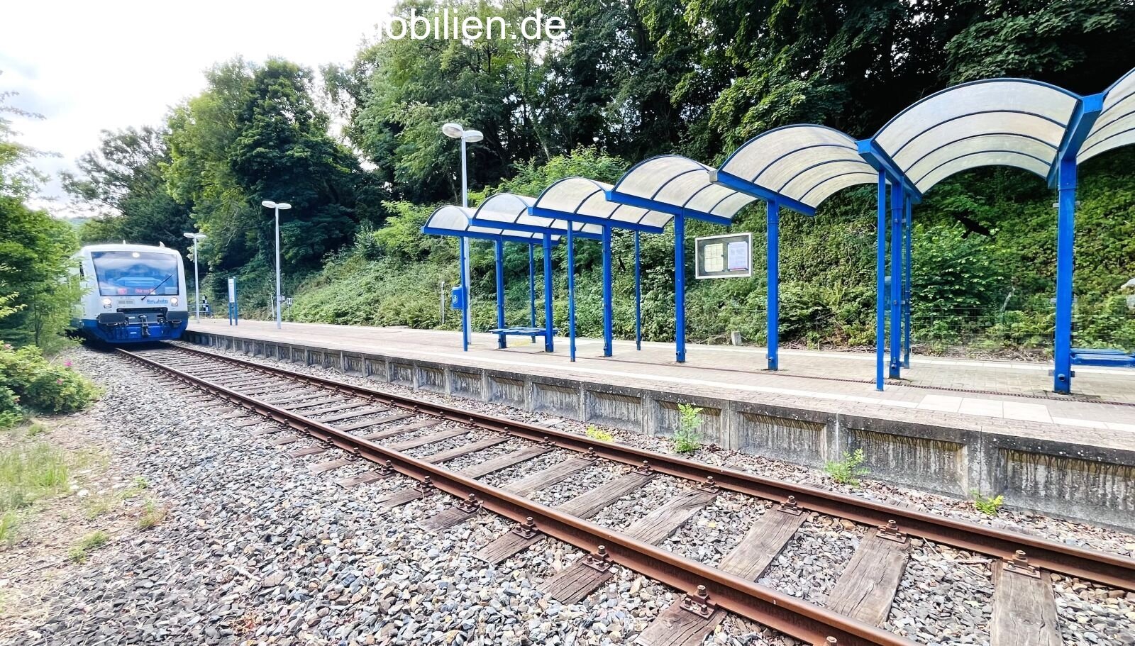 Maison indépendante en construction solide, beaucoup de potentiel et terrain de 687 m² à vendre – à seulement 2 minutes à pied de la gare.