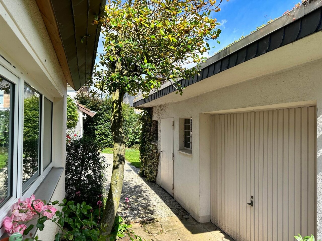 Superbe maison individuelle ou double avec un studio exceptionnel et un terrain d'environ 893 m² à vendre, proche du centre !