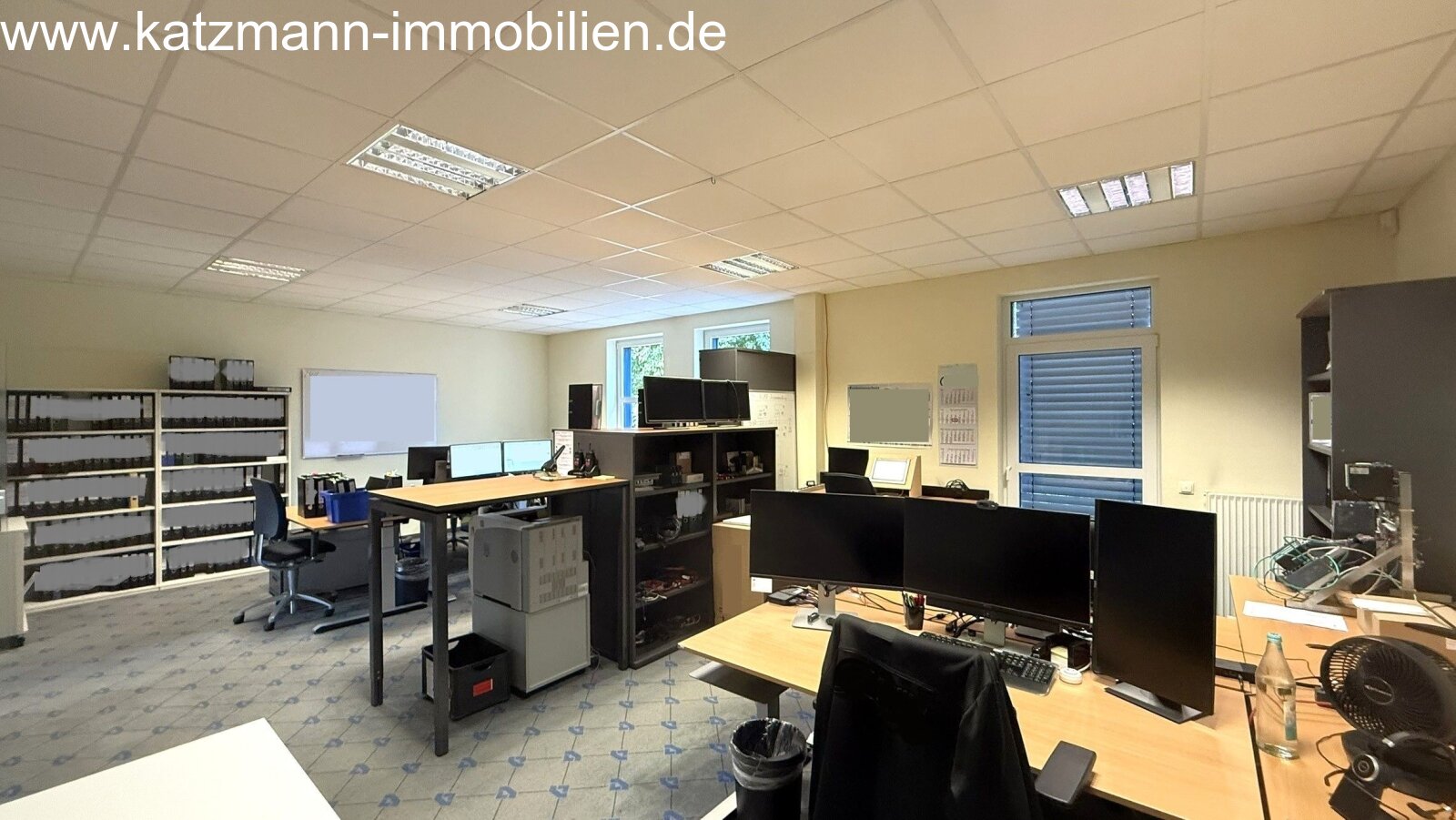 Exklusives Büro-/Verwaltungs-/Schulungsgebäude mit Staffelgeschoss u. großem Grundstück (3.001 m²) zu verkaufen
