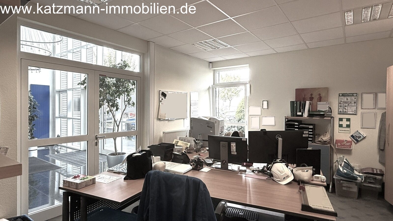 Exklusives Büro-/Verwaltungs-/Schulungsgebäude mit Staffelgeschoss u. großem Grundstück (3.001 m²) zu verkaufen