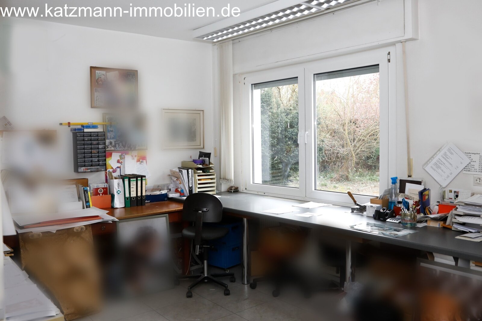 Immeuble résidentiel et commercial + garages + terrain de 1 186 m² à vendre