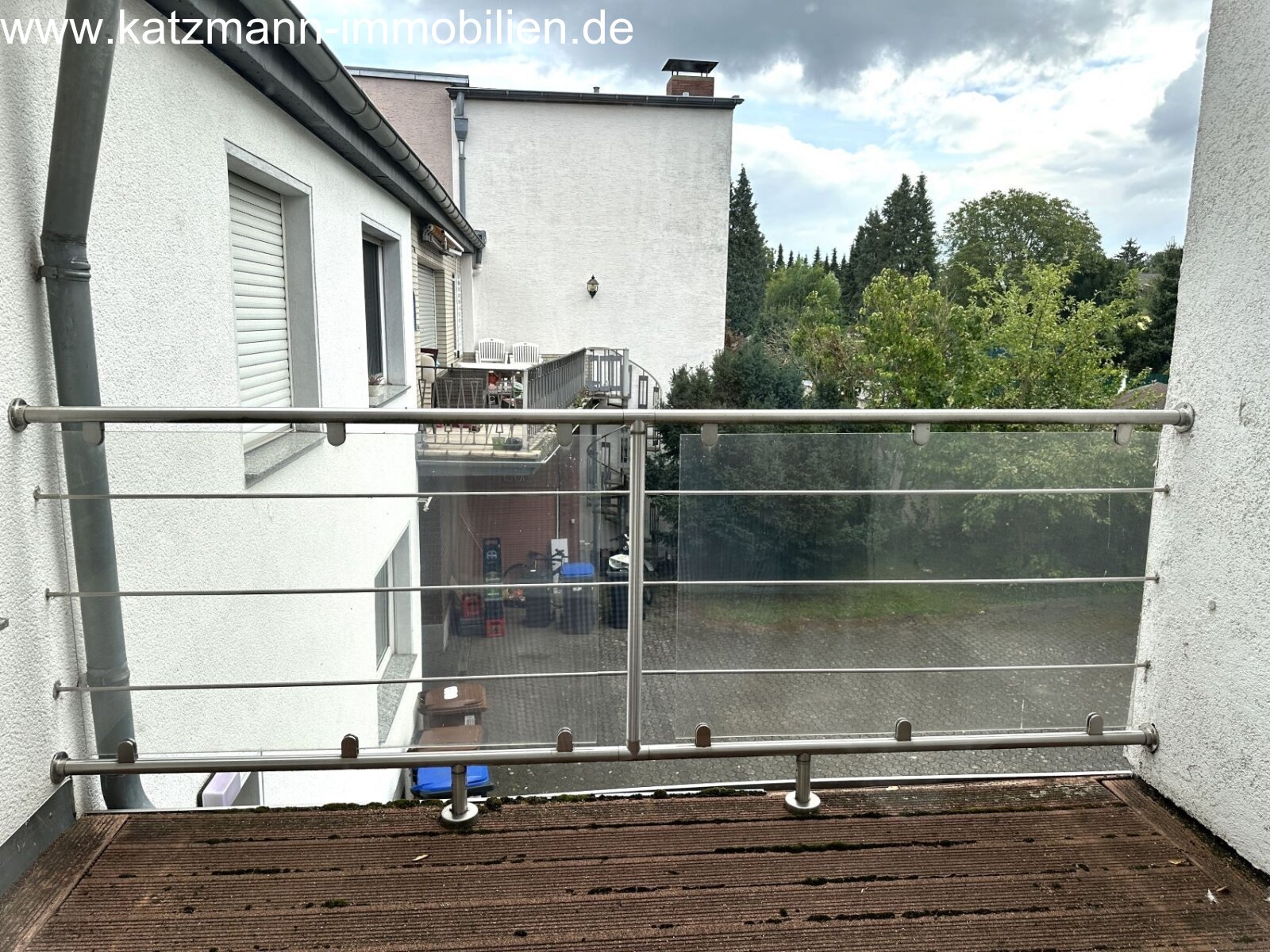 Immeuble résidentiel et commercial + garages + terrain de 1 186 m² à vendre