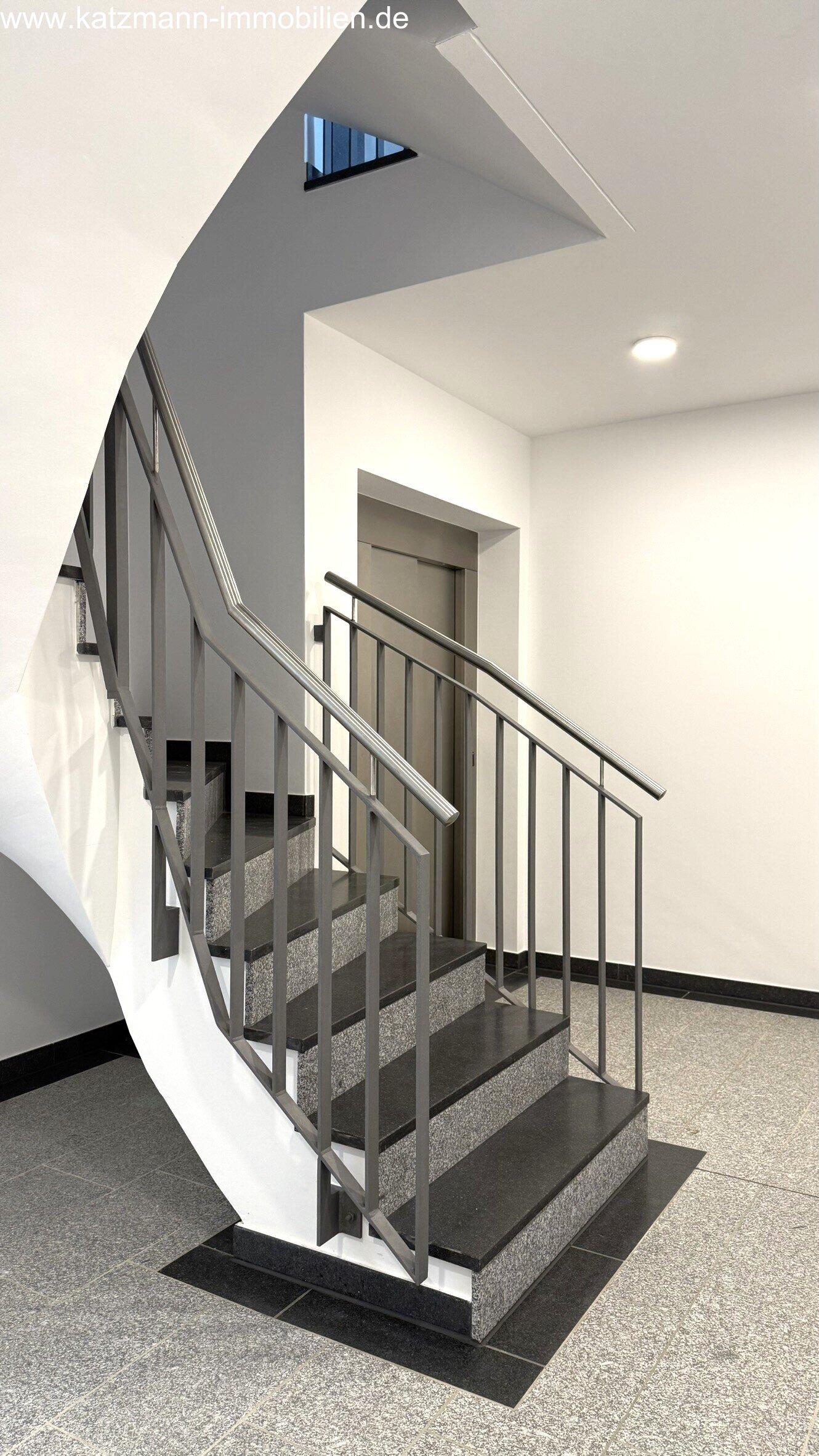 Exklusive Penthouse-Wohnung mit TG-Stellplatz zu vermieten – barrierefrei u. zentrumsnah