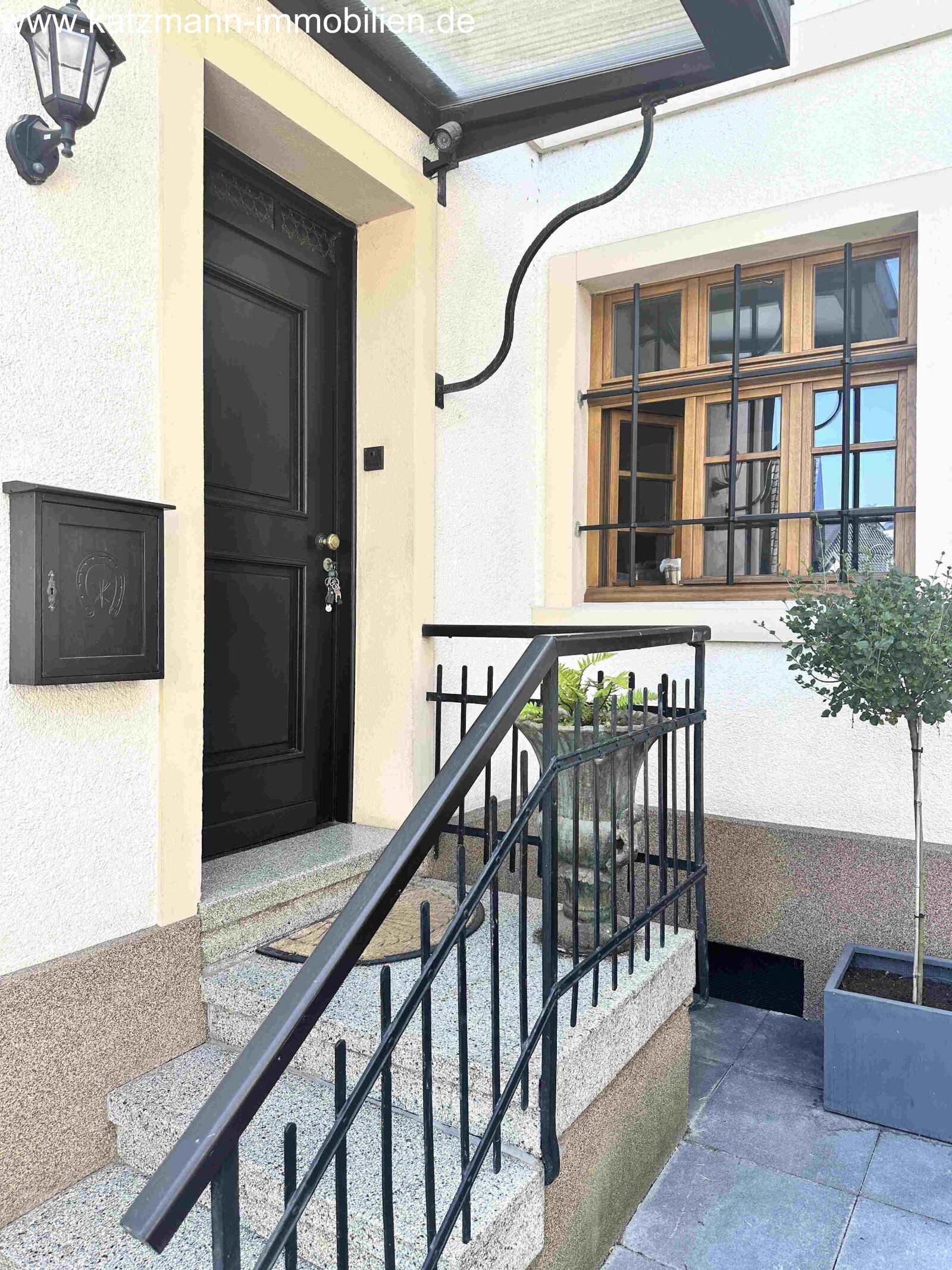 2 maisons : maison résidentielle de prestige, appartement de vacances, cabinet médical et double garage (environ 571 m² habitables / surface utile) à vendre.