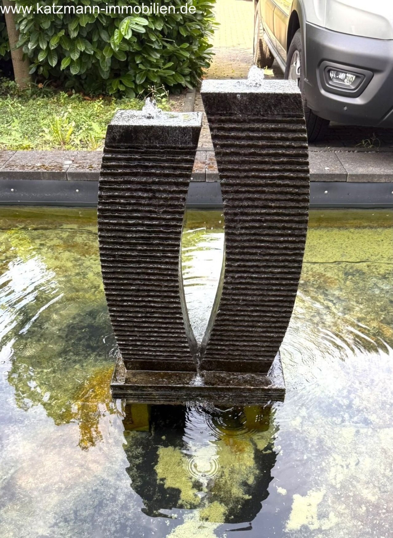 Springbrunnen vro dem Gebäude