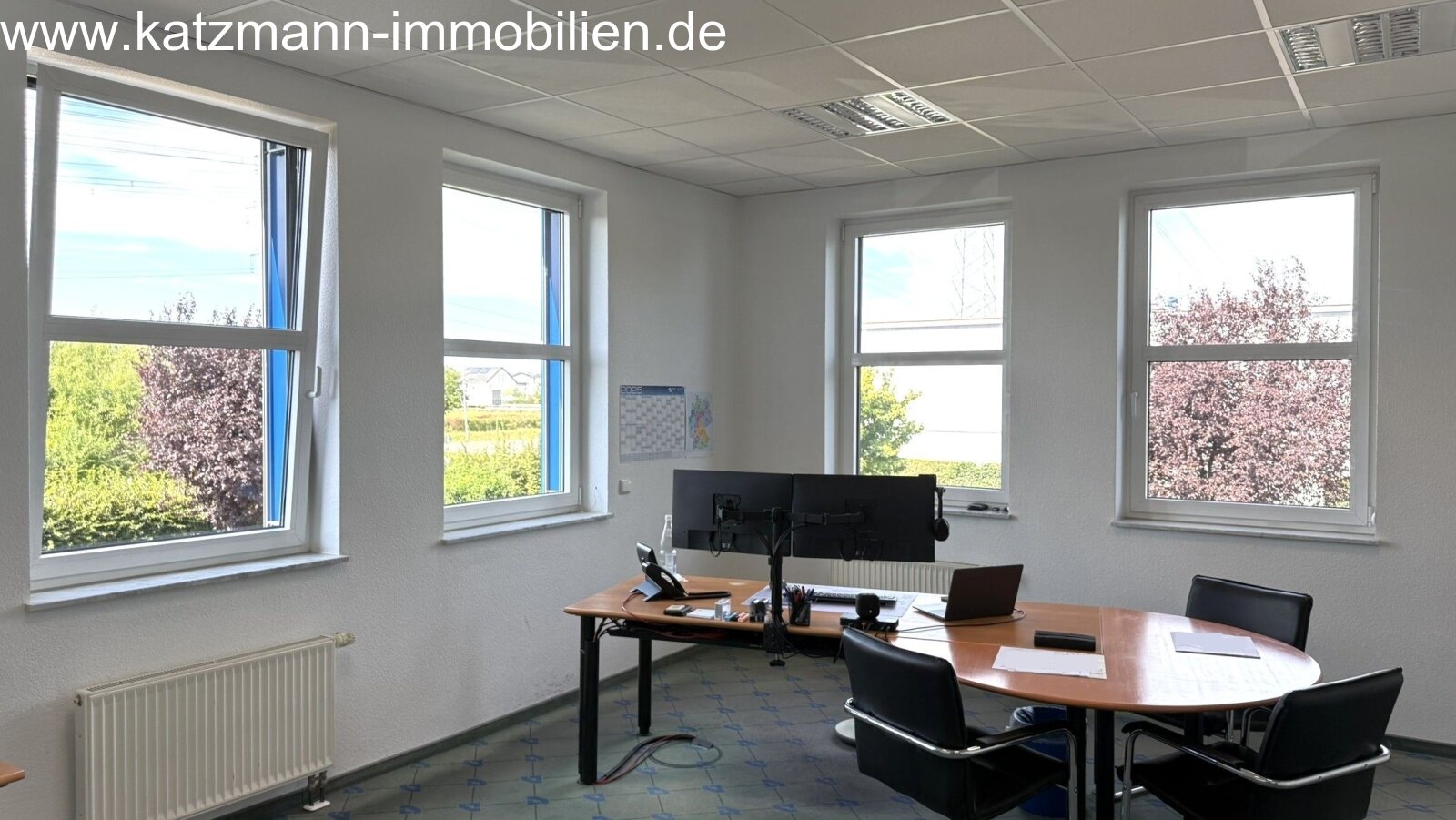 Exklusives Büro-/Verwaltungs-/Schulungsgebäude mit Staffelgeschoss u. großem Grundstück (3.001 m²) zu verkaufen