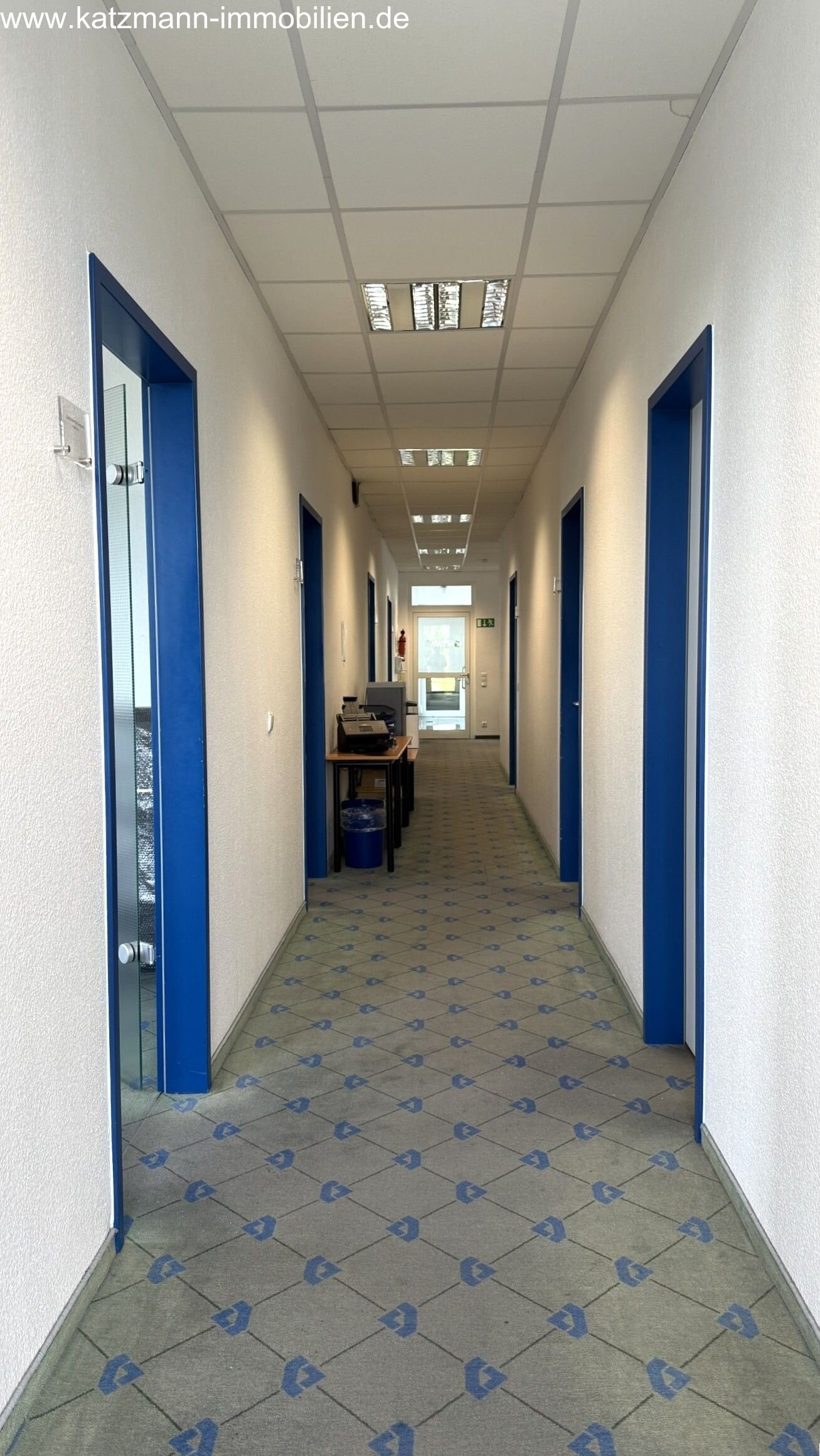 Exklusives Büro-/Verwaltungs-/Schulungsgebäude mit Staffelgeschoss u. großem Grundstück (3.001 m²) zu verkaufen