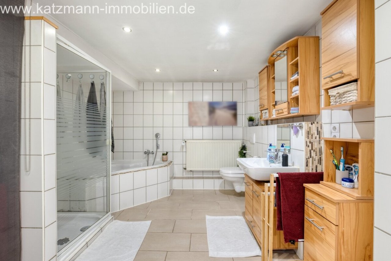 Badezimmer mit Badewanne und Dusche OG