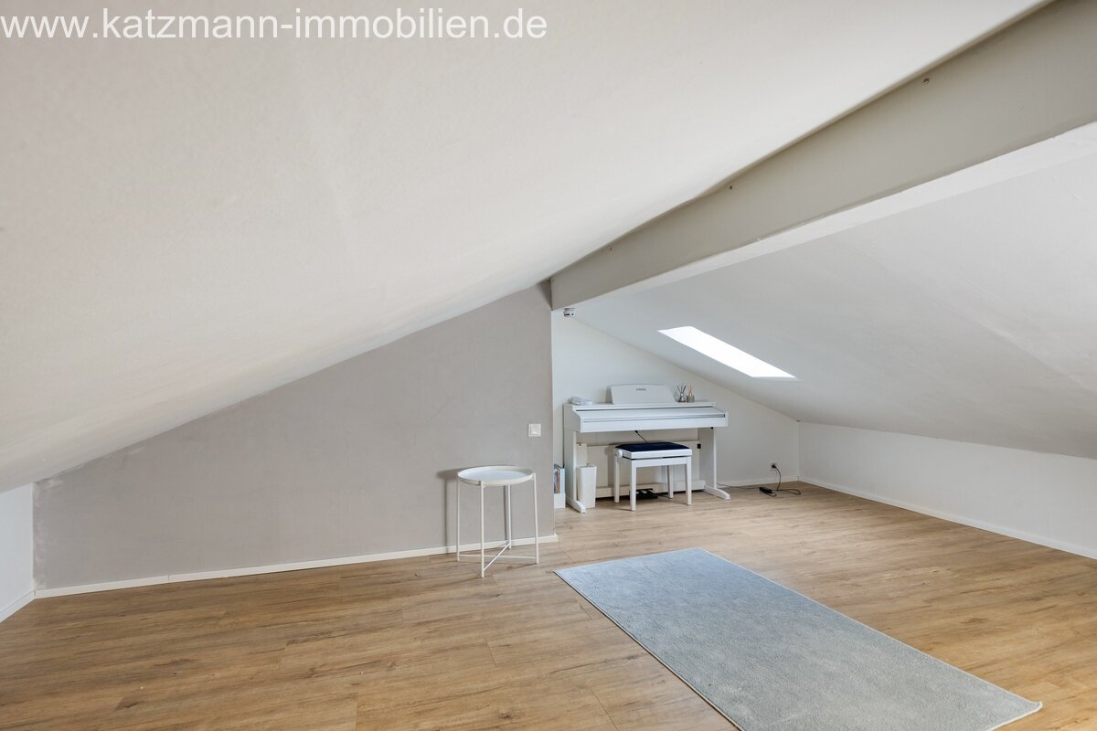 Résider en toute exclusivité avec confort : Grande maison familiale avec 3 garages dans le meilleur quartier d'Erftstadt-Köttingen