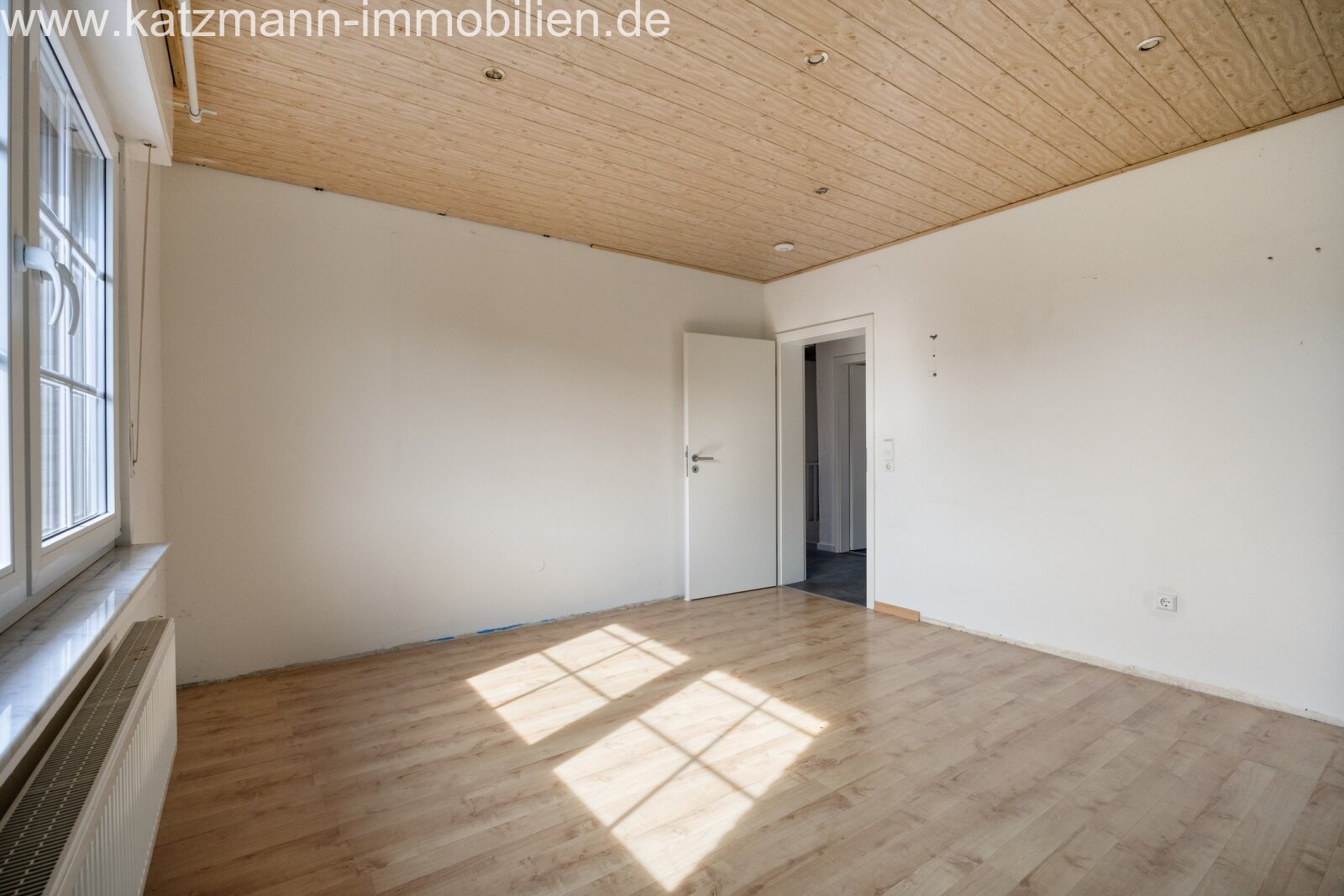 Freistehendes Einfamilienhaus mit großem Garten zu verkaufen