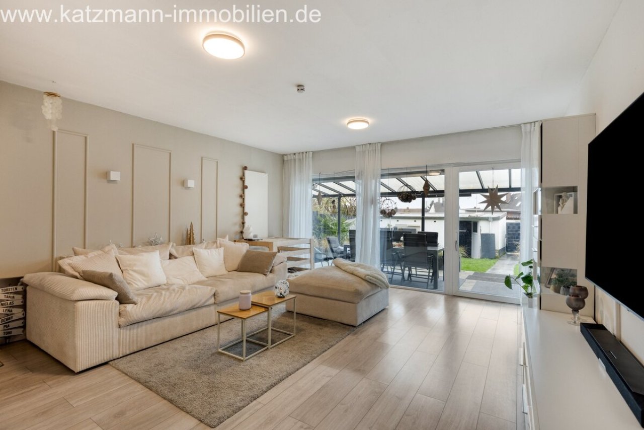 Wohnzimmer mit Blick in den Garten