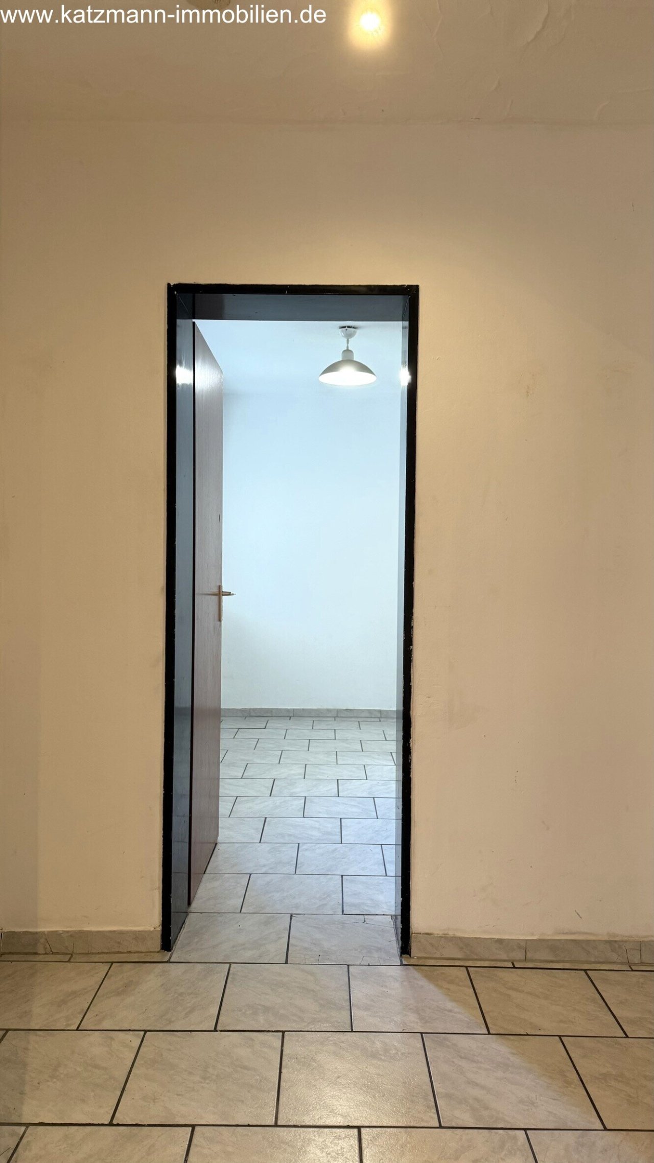 Aucun ajout dans le texte !Une pièce lumineuse avec une optique en pierre naturelle de haute qualité - votre nouveau chez-vous vous attend !