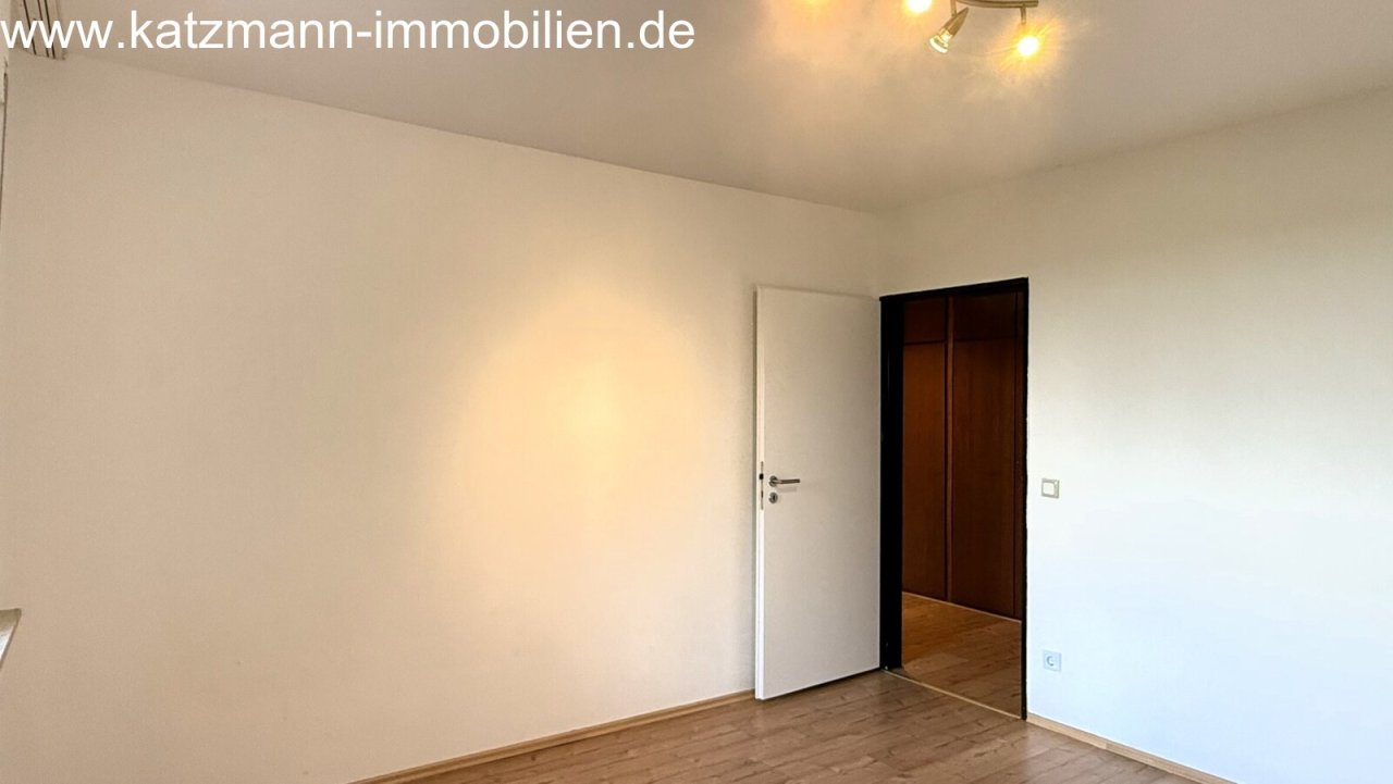 Chambre lumineuse avec placard encastré élégant – votre nouvelle merveille d'espace vous attend !