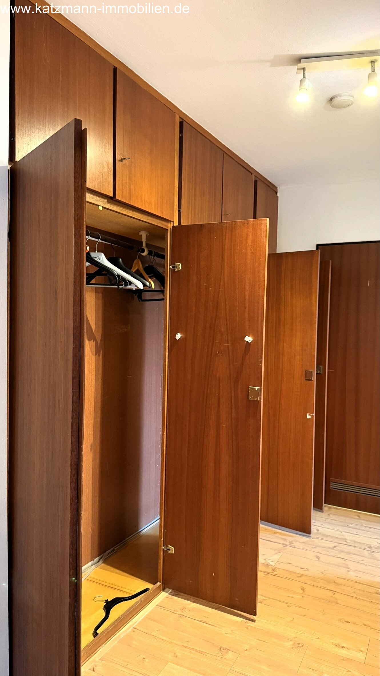 Solution d'armoire encastrée confortable : efficacité maximale de rangement dans un design en bois élégant