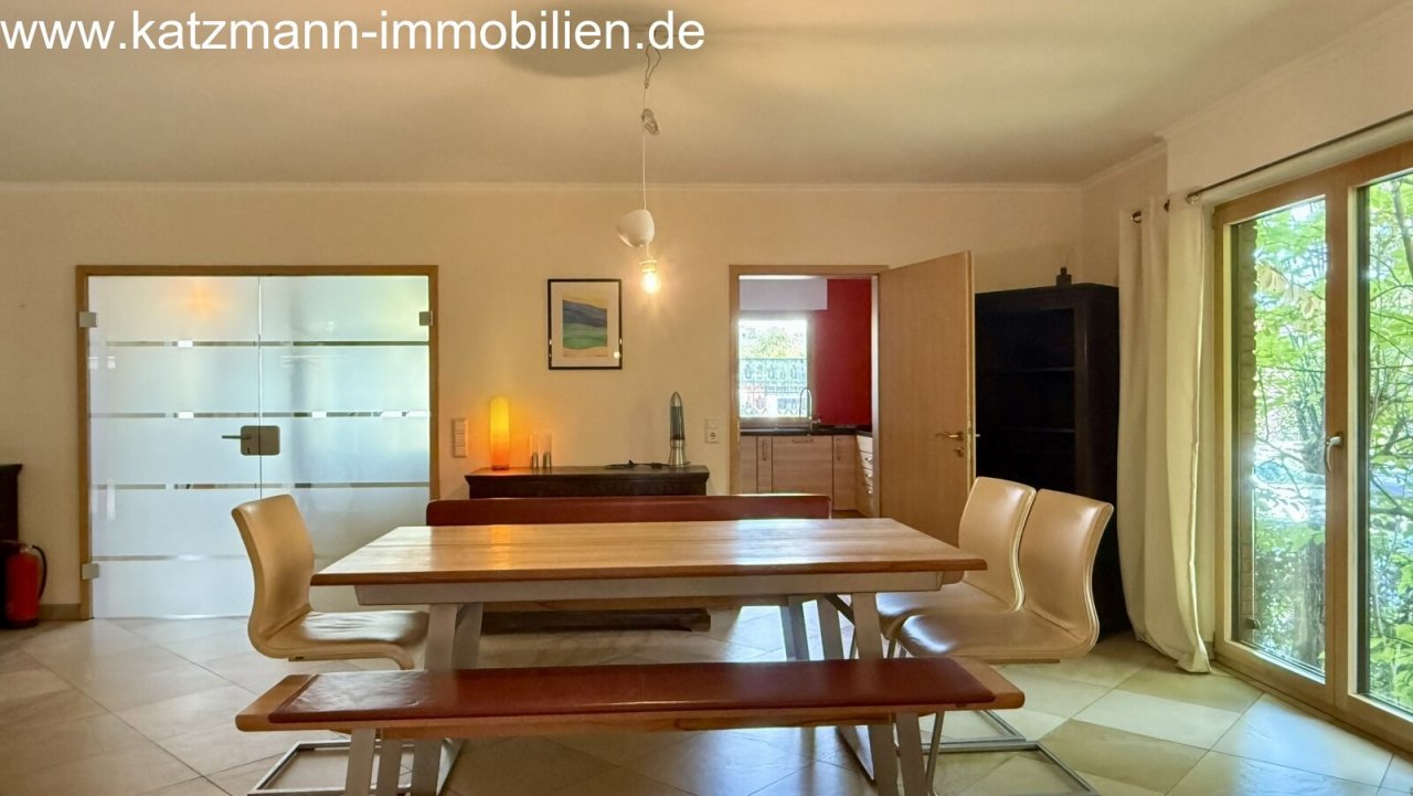 Salle à manger lumineuse avec mur en verre élégant et accès direct à la cuisine - vivre au plus haut niveau !