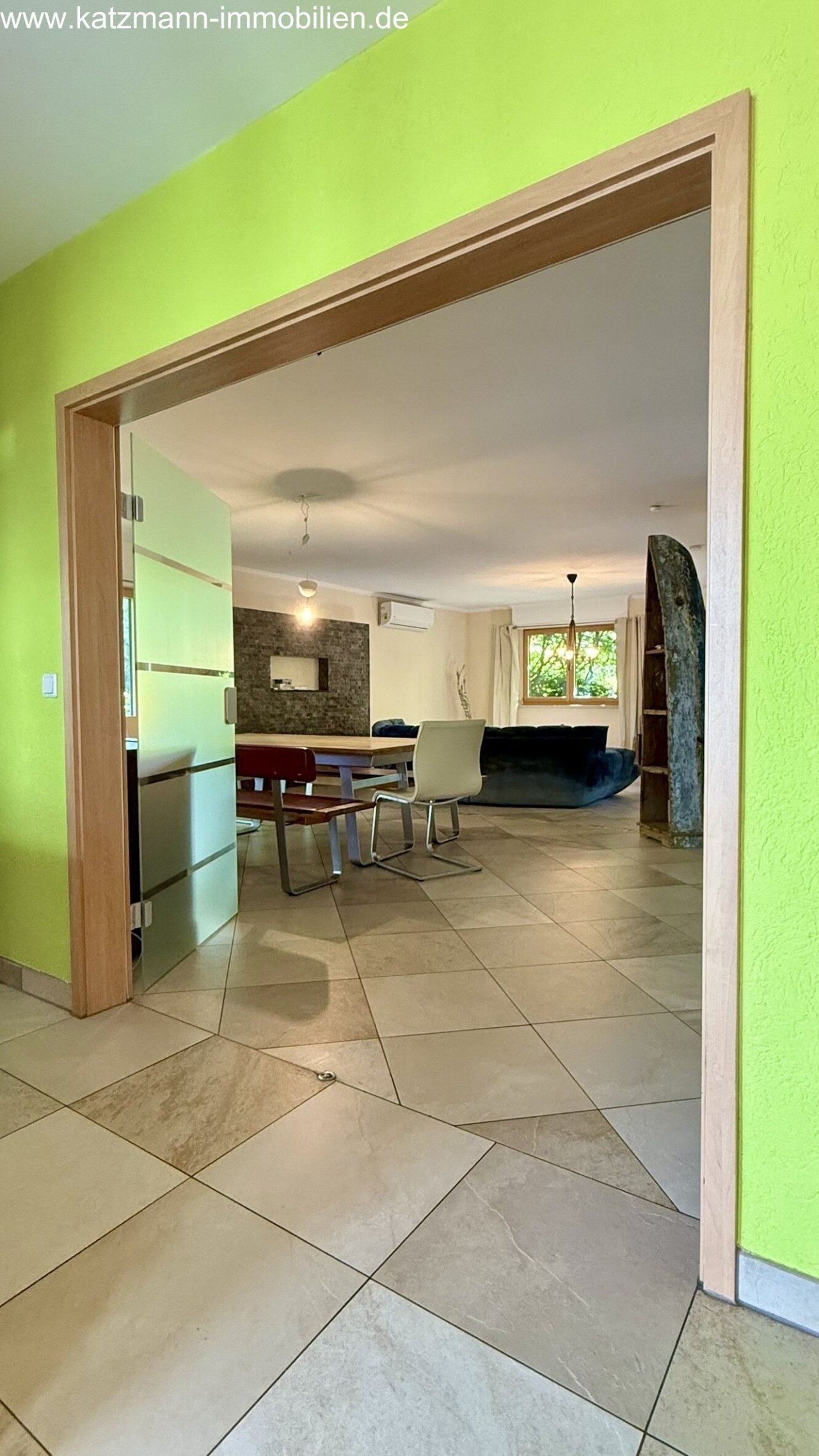 Espace de vie-salle à manger baigné de lumière avec un mur d'accent en pierre naturelle élégant et une disposition spacieuse