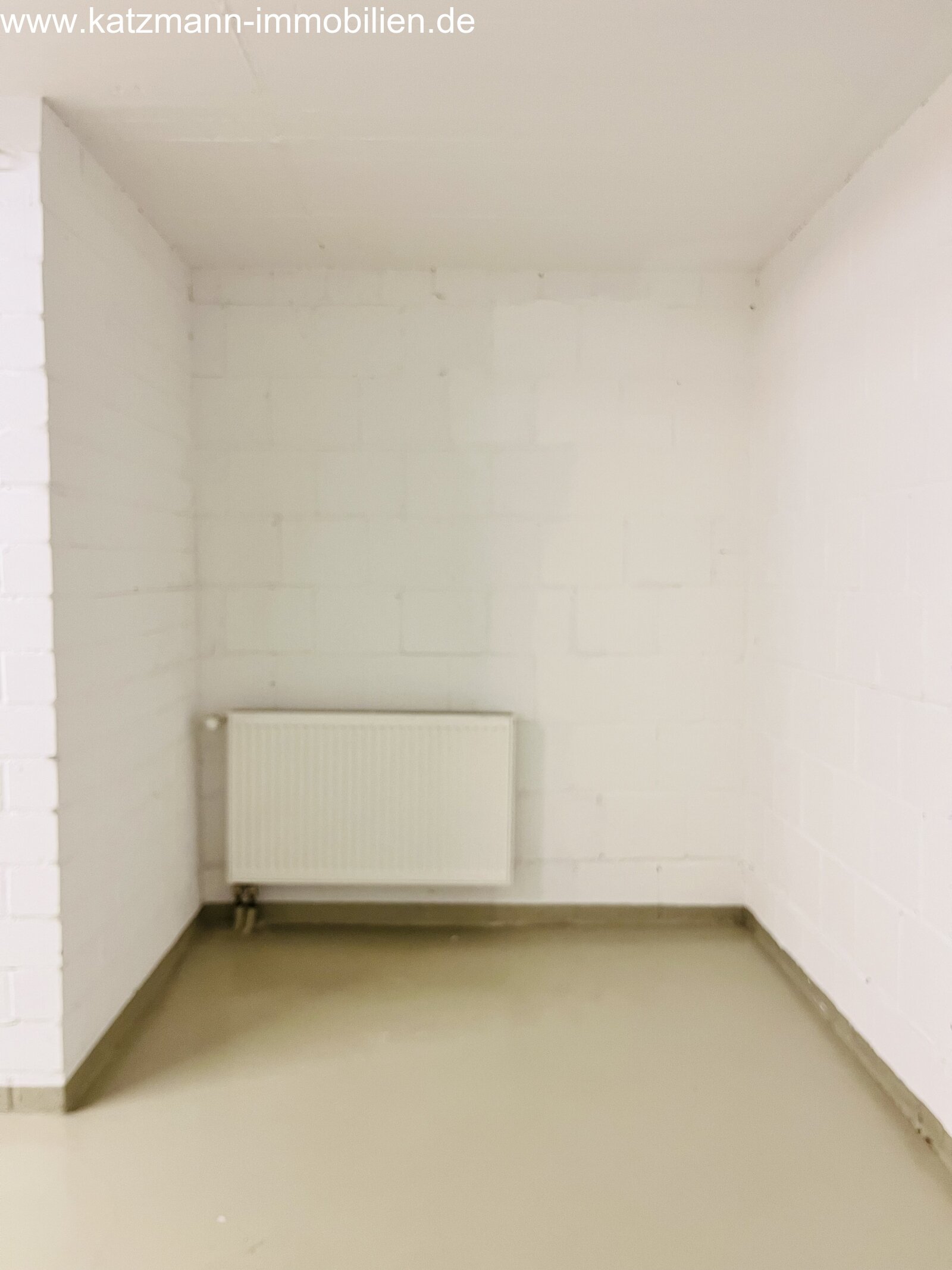 Pas de modifications dans le texte !Un espace de rangement pratique avec radiateur - Solution de rangement astucieuse pour les amateurs d'ordre !