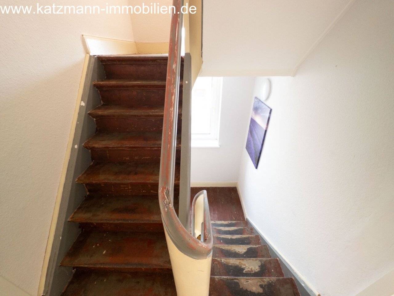 Escalier ancien charmant avec du caractère - potentiel de rénovation pour les amateurs d'originalité !