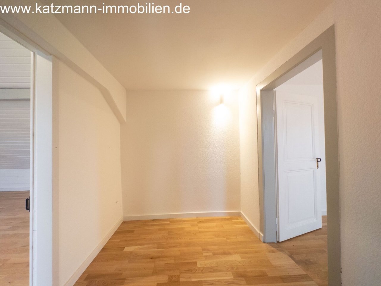 Couloir lumineux avec un revêtement en bois de haute qualité – votre entrée pour se sentir bien !