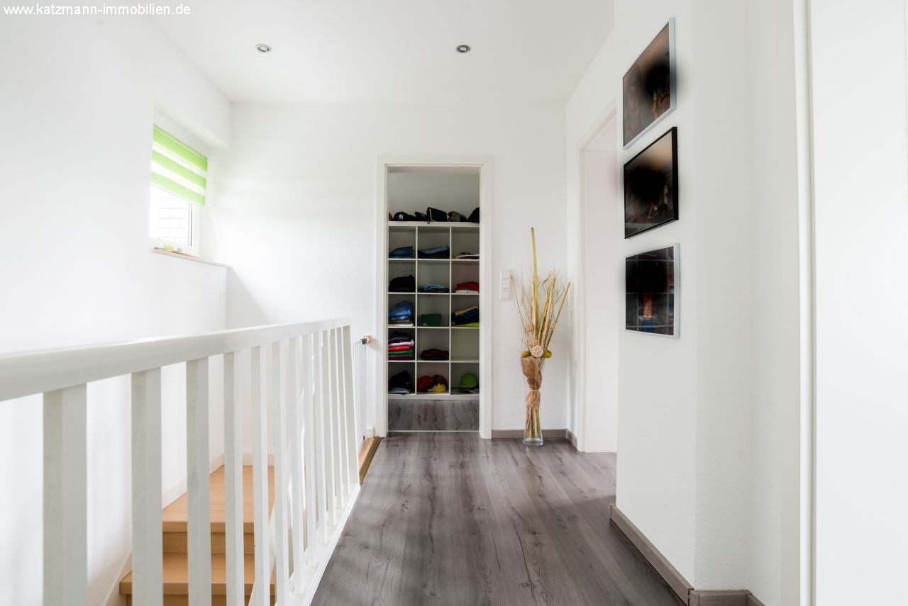 Freistehendes Einfamilienhaus mit Garage, Wintergarten und riesigem Garten zu verkaufen 