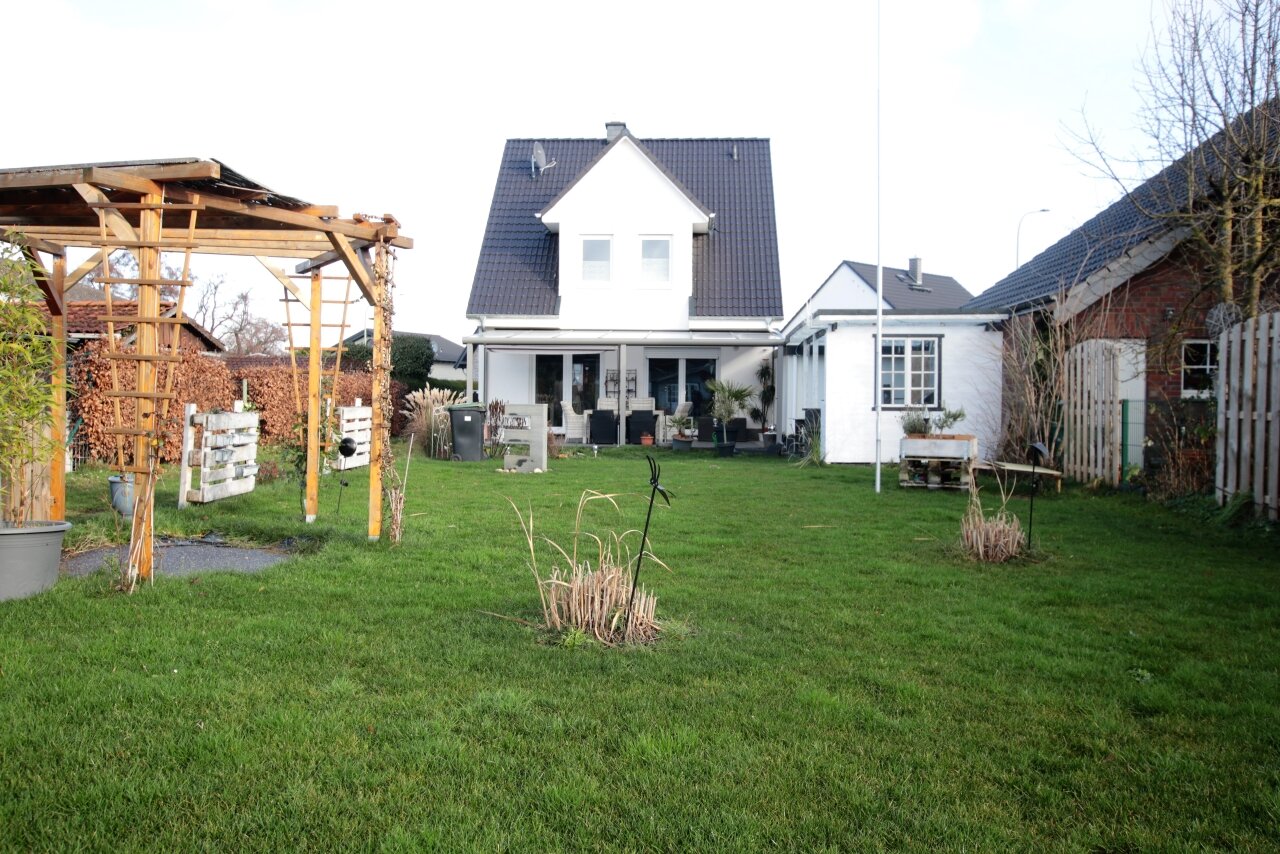 Neuwertig: Modernes, freistehendes Einfamilienhaus mit großem Garten, Terrasse und Outdoorküche zu verkaufen! 