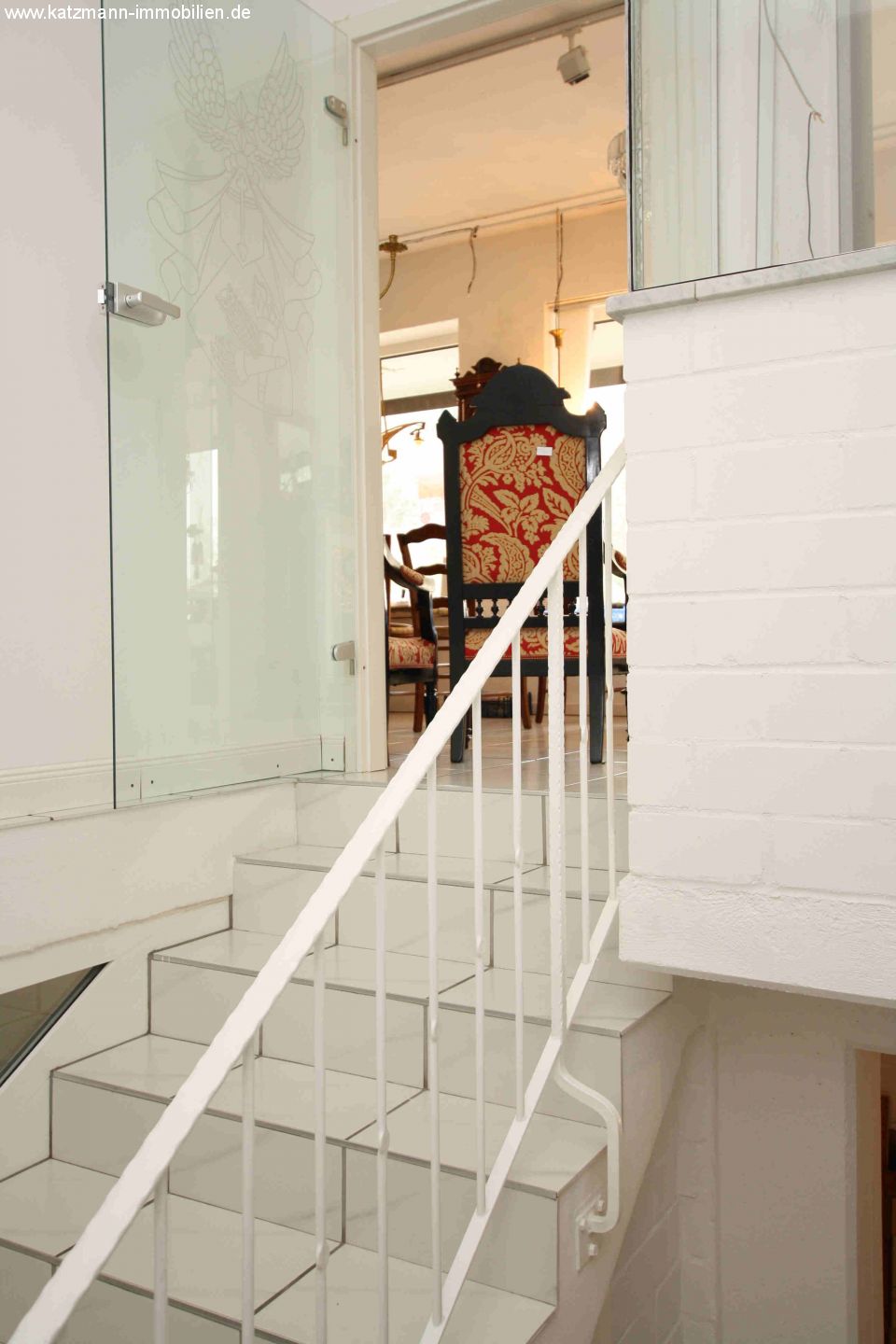 Unità commerciale di alta qualità e di livello superiore, con ampie vetrine in una posizione buona e ben visibile, da mettere in affitto!