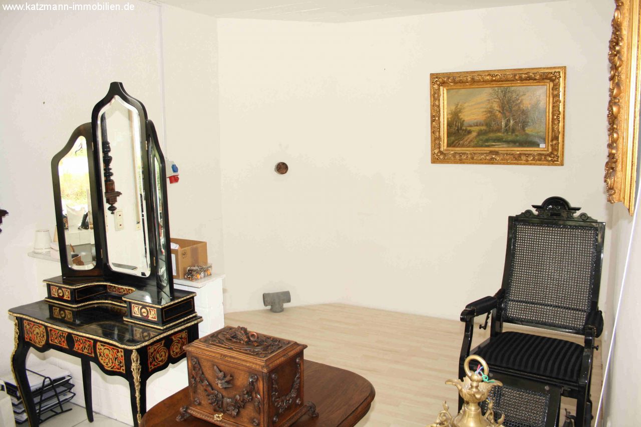 Unità commerciale di alta qualità e di livello superiore, con ampie vetrine in una posizione buona e ben visibile, da mettere in affitto!