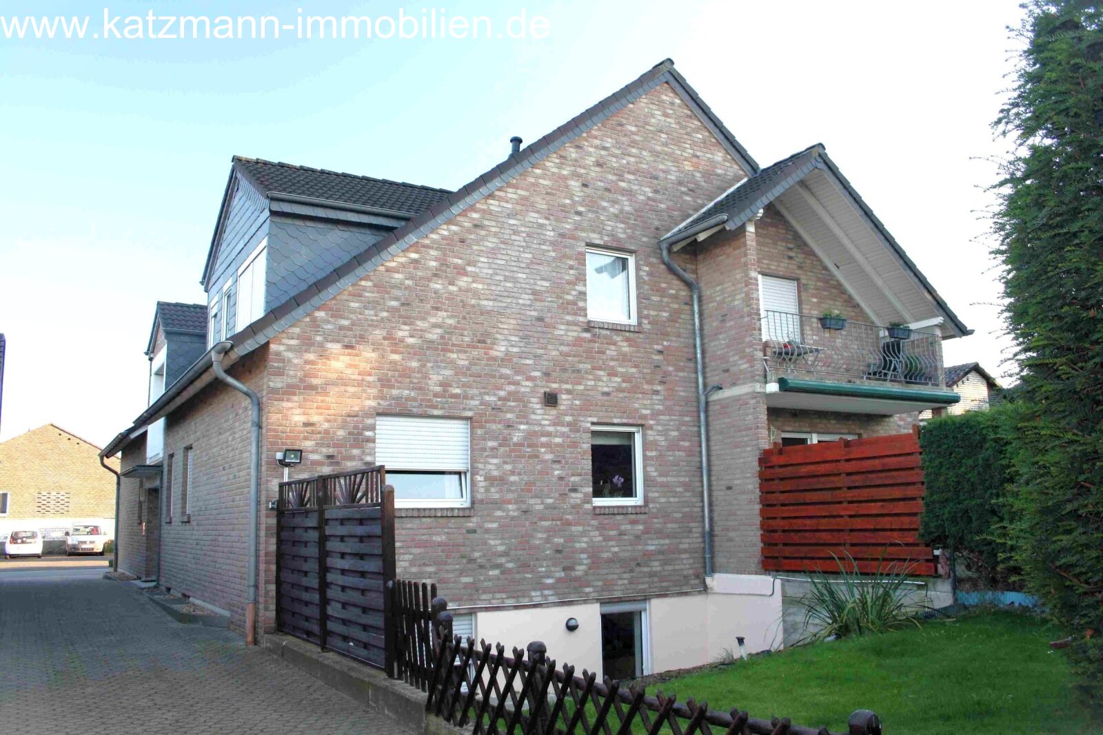 Elsdorf Zentrallage! Modern möblierte EG-Wohnung mit Balkon/Garage in gepflegtem Haus (7 WE) 