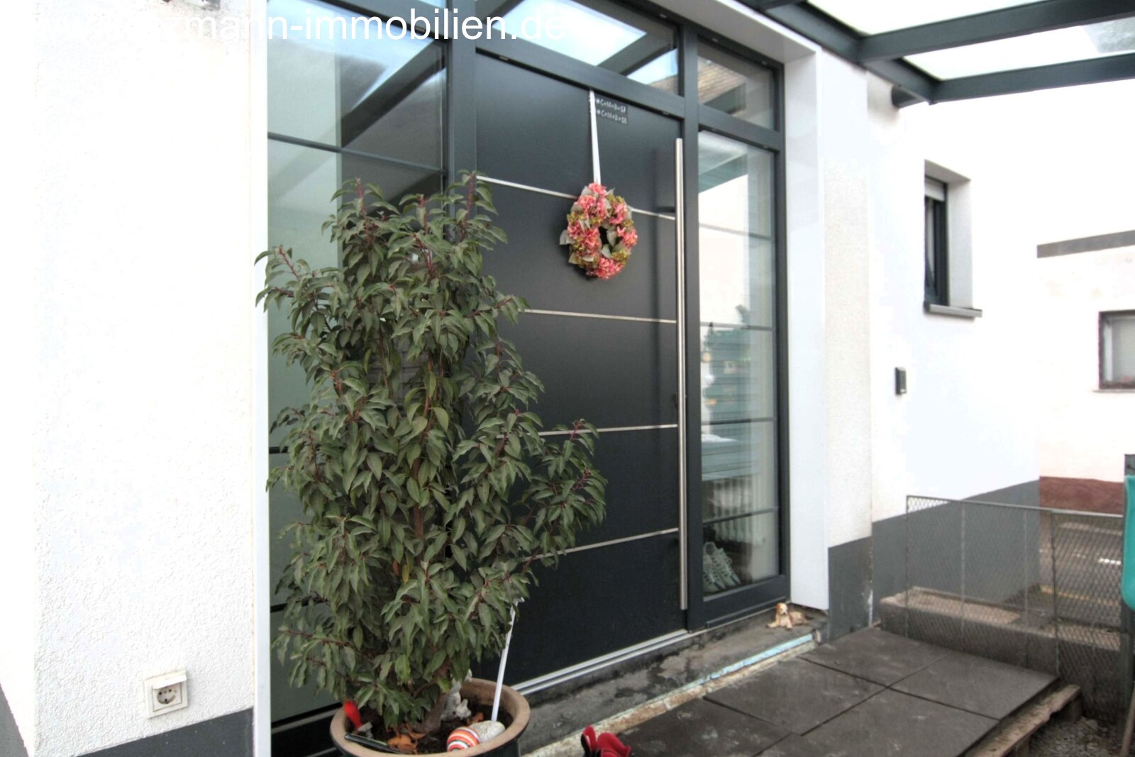 Super schicke Doppelhaushälfte mit TOP-Ausstattung, Terrasse, Balkon und Stellplatz zu vermieten! 