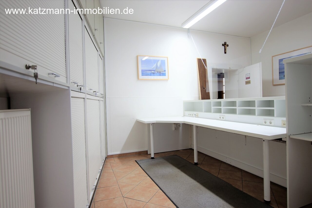 Studio medico attrezzato e residenza di rappresentanza nel centro del paese in vendita